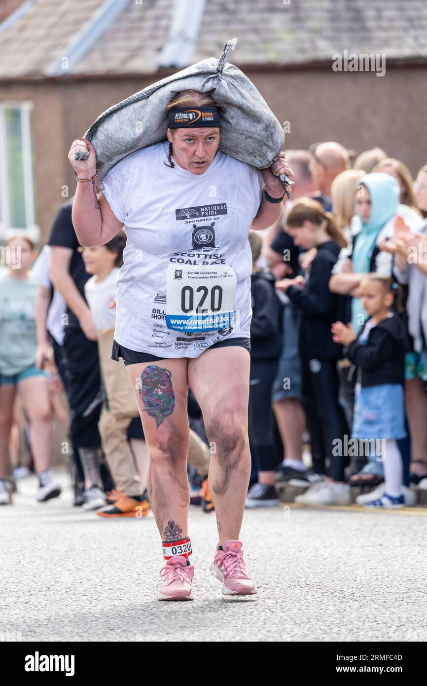 I concorrenti prendono parte ai Campionati scozzesi di trasporto del carbone per le strade di Kelty a Fife Foto Stock