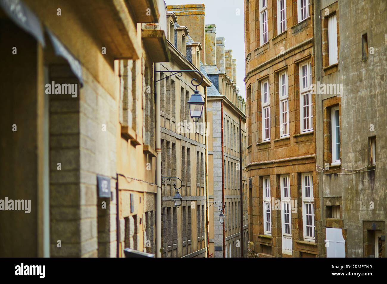 Edifici in pietra di Saint-Malo Intra-Muros in Bretagna, Francia Foto Stock