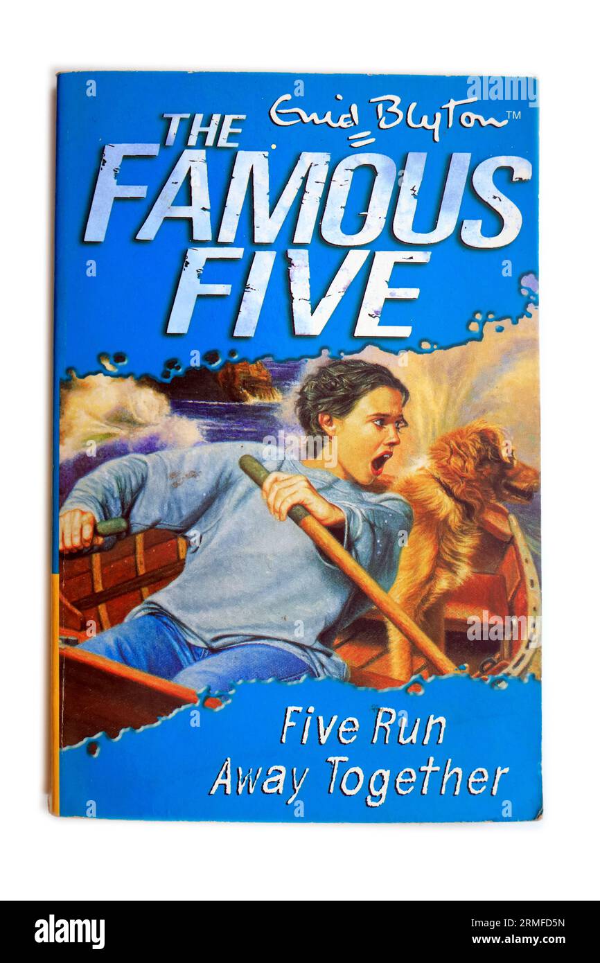 Enid Blyton - i famosi cinque - cinque scappano insieme. Copertina del libro cartaceo su sfondo bianco Foto Stock