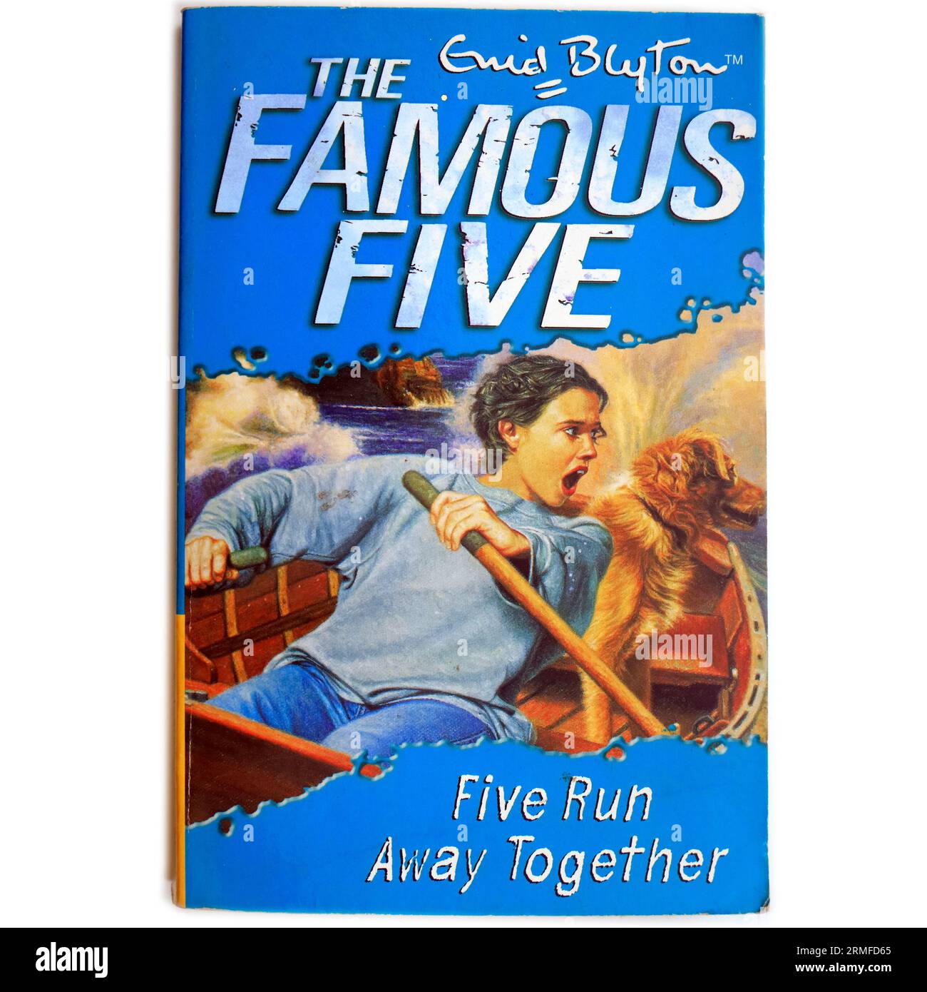 Enid Blyton - i famosi cinque - cinque scappano insieme. Copertina del libro cartaceo su sfondo bianco Foto Stock