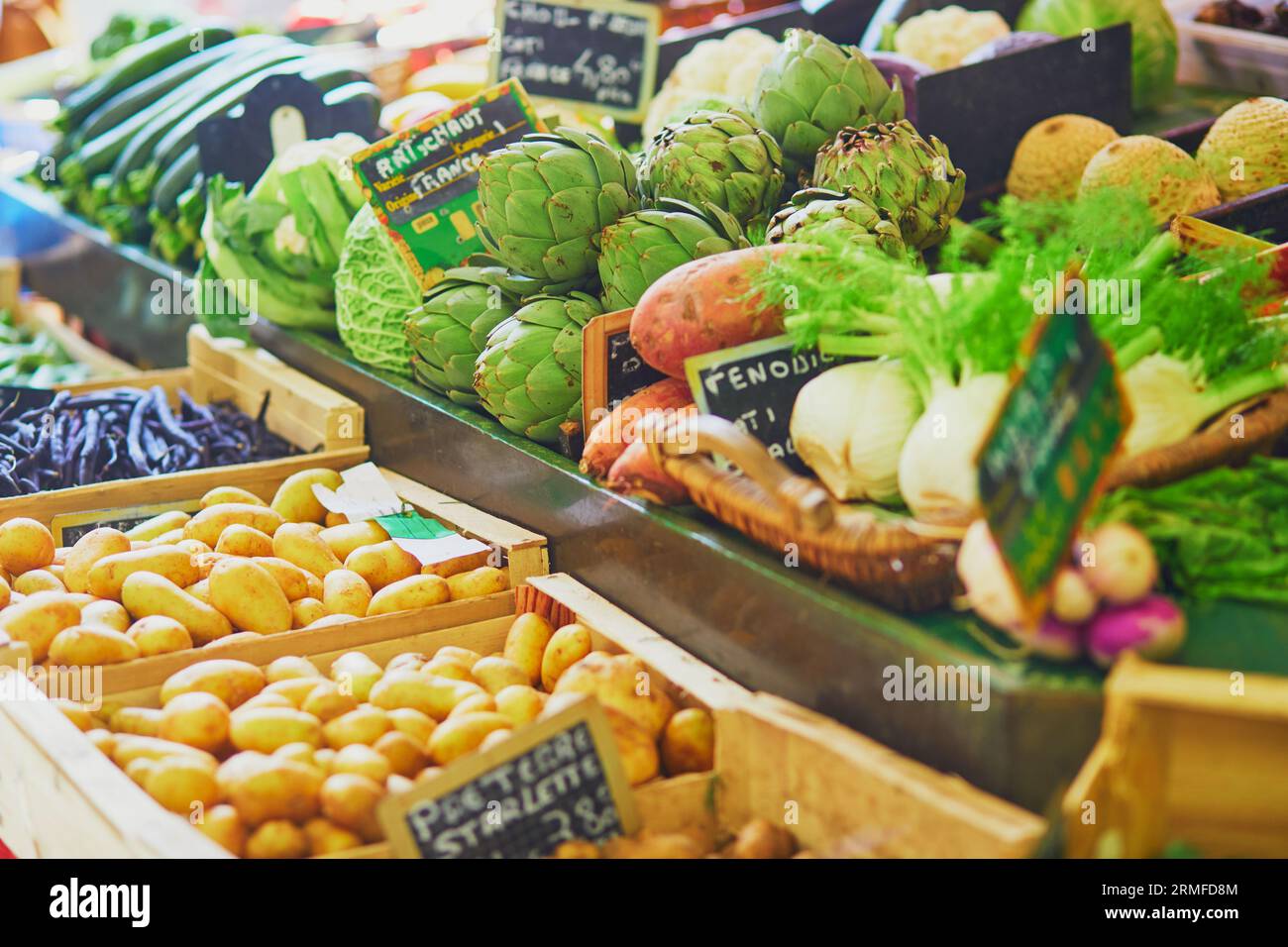 Ortaggi biologici freschi e sani sul mercato agricolo francese. Le parole sulle etichette dei prezzi sono scritte in francese Foto Stock