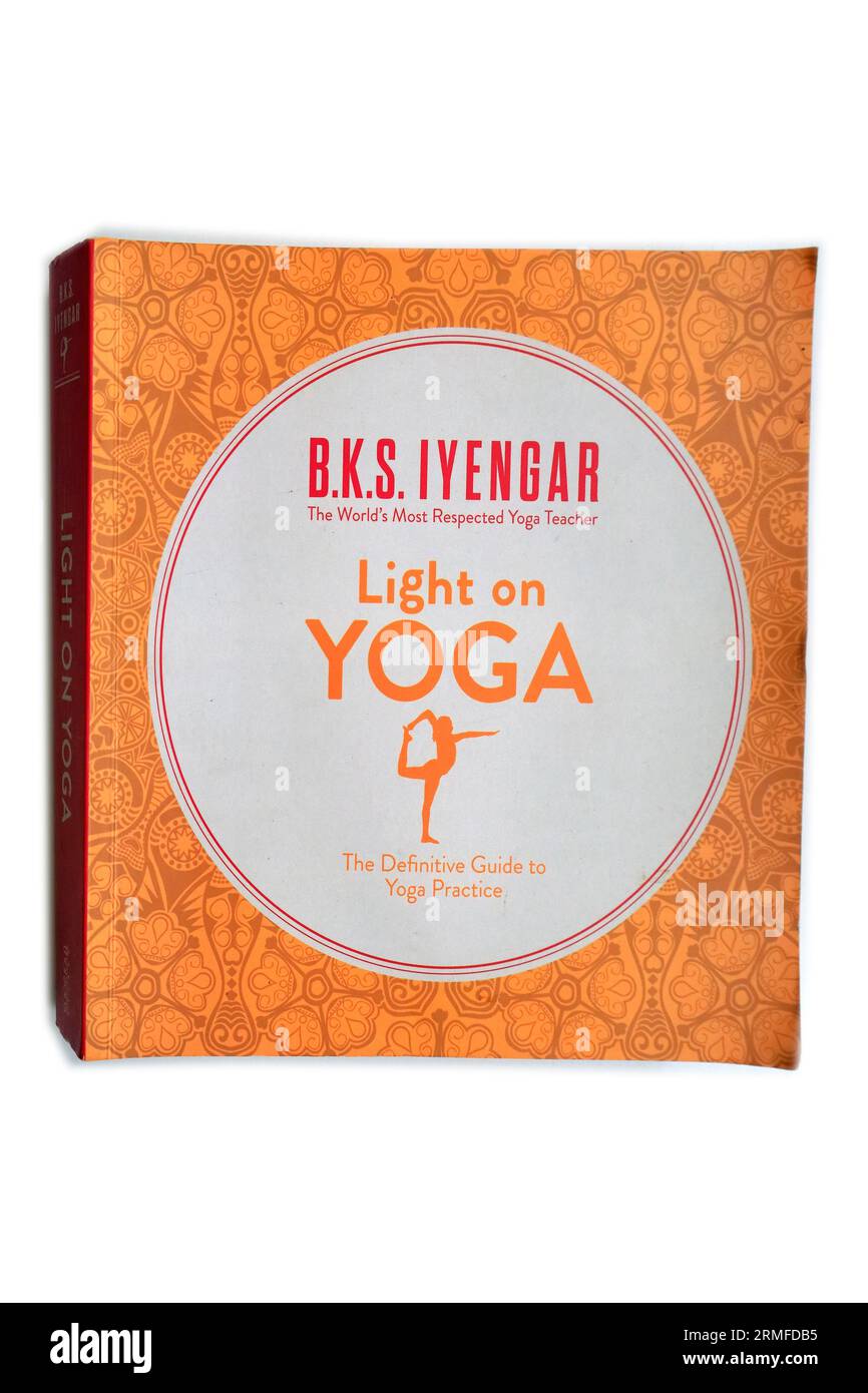 B.K.S. Iyengar - Light on Yoga - The definitive Guide to Yoga Practice. Copertina del libro su sfondo bianco Foto Stock