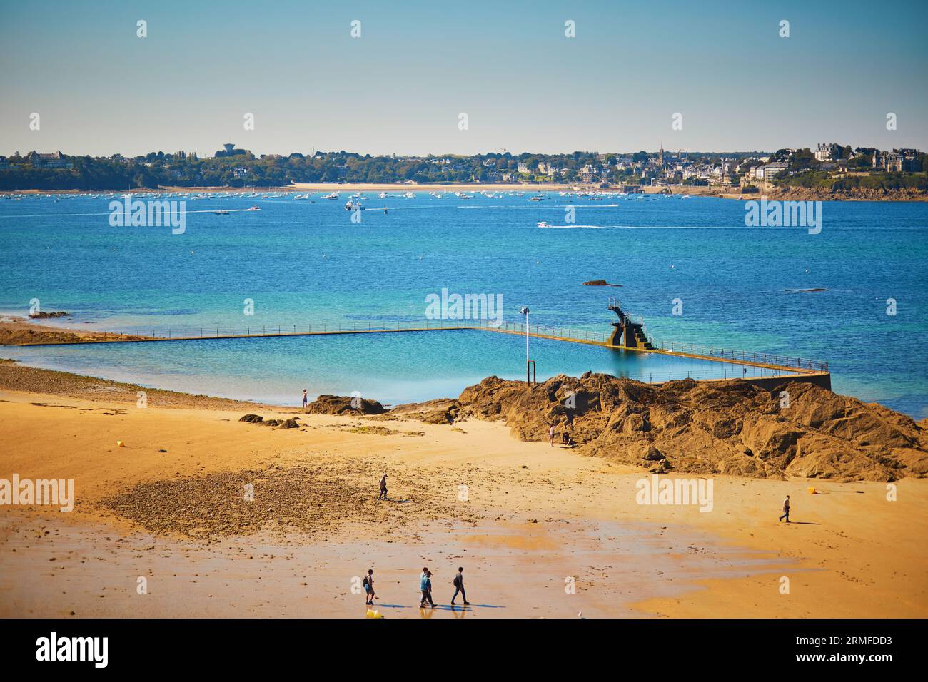 Famosa spiaggia con piscina di acqua di mare Bon-Secours a Saint-Malo, Bretagna, Francia Foto Stock
