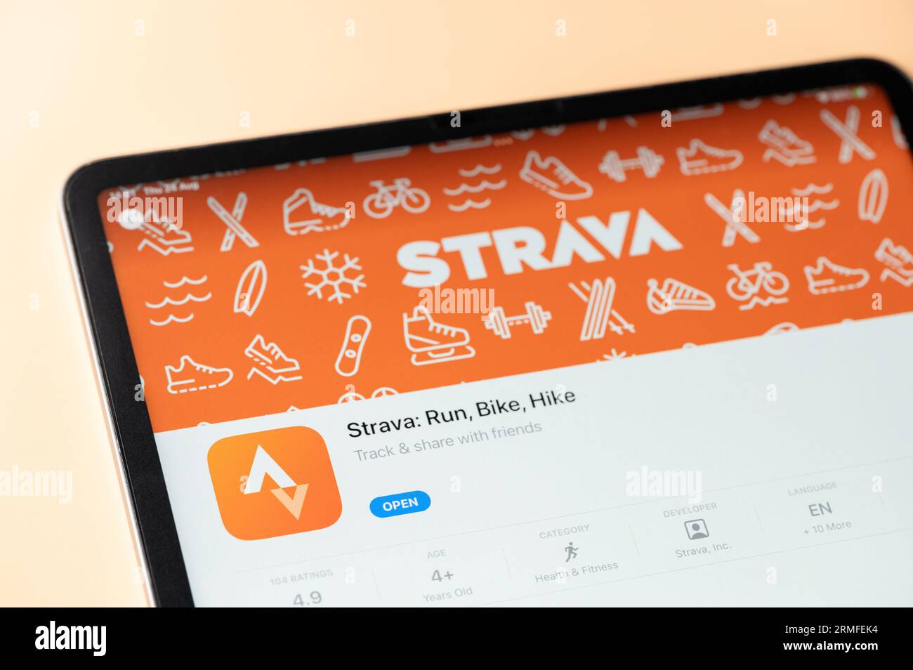 New York, Stati Uniti - 24 agosto 2023: App Srtrava nell'Apple Store per la visualizzazione ravvicinata dello schermo del tablet ipad Foto Stock