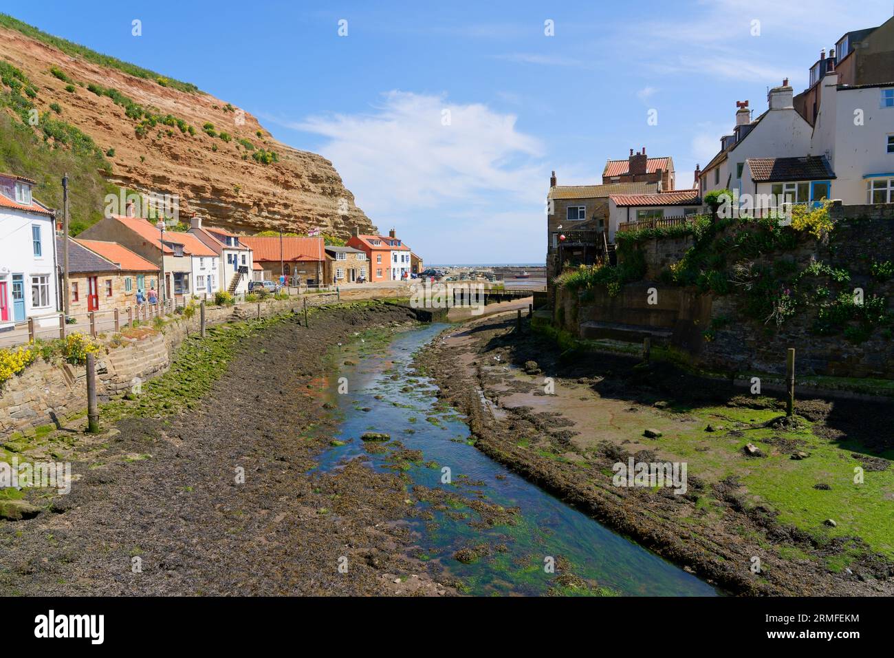 Staithes, Inghilterra - 24 maggio 2023: I turisti godono del sole primaverile nei villaggi costieri di Staithes e Cowbar nello Yorkshire. Foto Stock