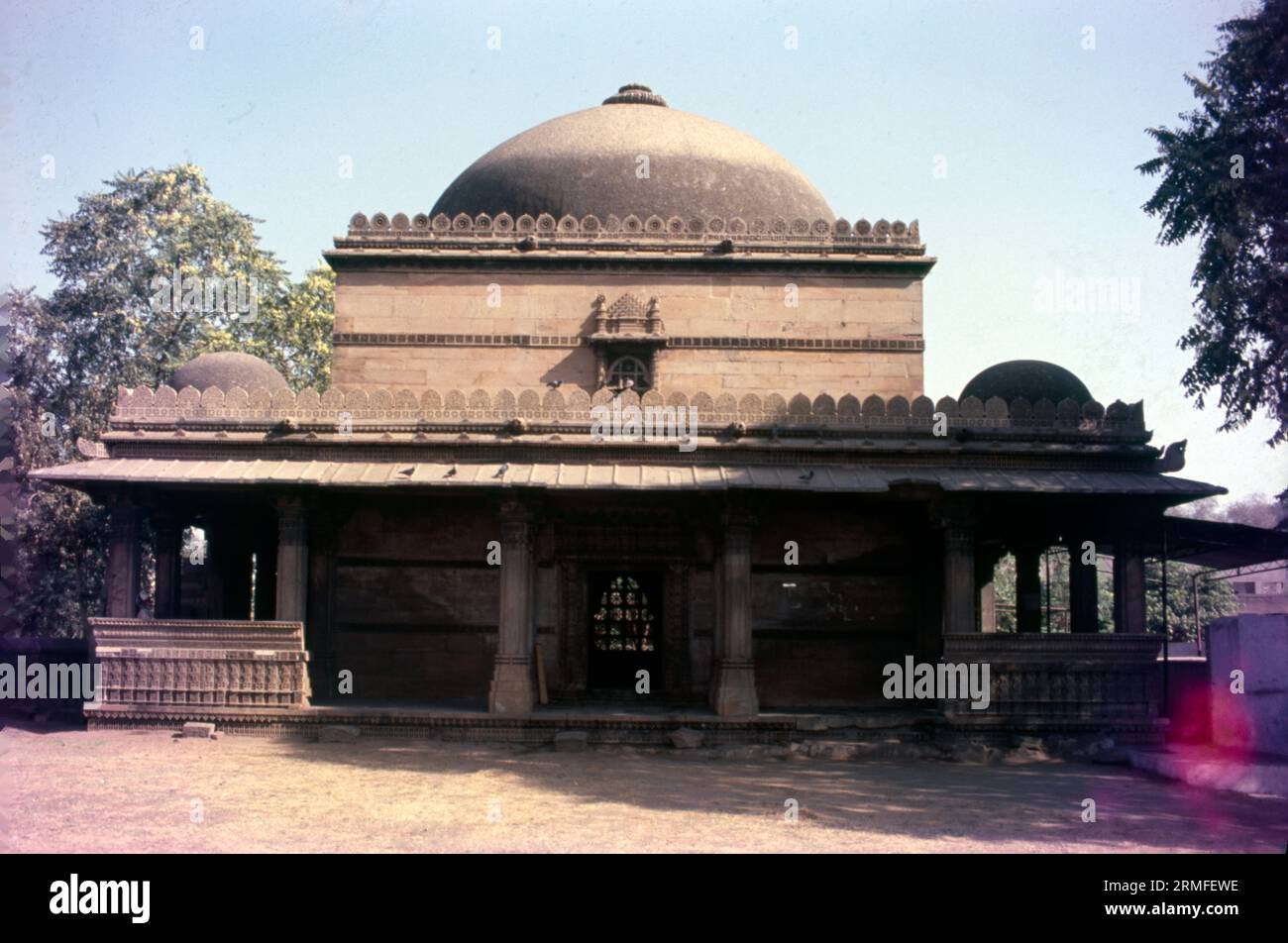 Il pozzo a gradini Bai Harir Sultani è un pozzo a gradini del XV secolo nell'area di Asarwa, a 15 km da Ahmedabad, Gujarat, India. Bai Harir Stepwell. Scala a gradini. Fu durante il regno di Mahmud Shah che Bai Harir Sultani, localmente noto come Dhai Harir, costruì il pozzo. Il nome in seguito venne corrotto in Dada Hari. Foto Stock