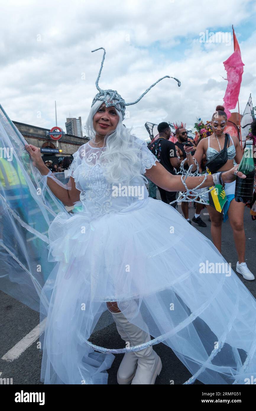 Entra nel 2° giorno del Carnevale di Notting Hill, dove i ballerini brillano nei loro elaborati costumi, accendendo la scena con la loro presenza dinamica. Tra l'armonia dei ritmi vivaci e una tavolozza di colori ricchi, si uniscono per onorare sia la cultura che l'arte del movimento., Londra, Regno Unito, 28/08/2023 Ehimetalor Unuabona/Alamy Live News Foto Stock