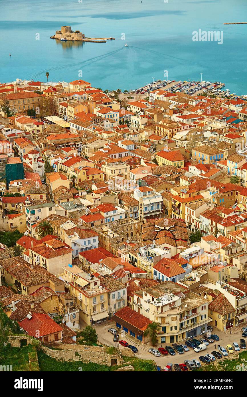 Vista dall'alto del centro di Nauplia, una città greca nella penisola del Peloponneso. Foto scattata dal castello di Palamidi Foto Stock