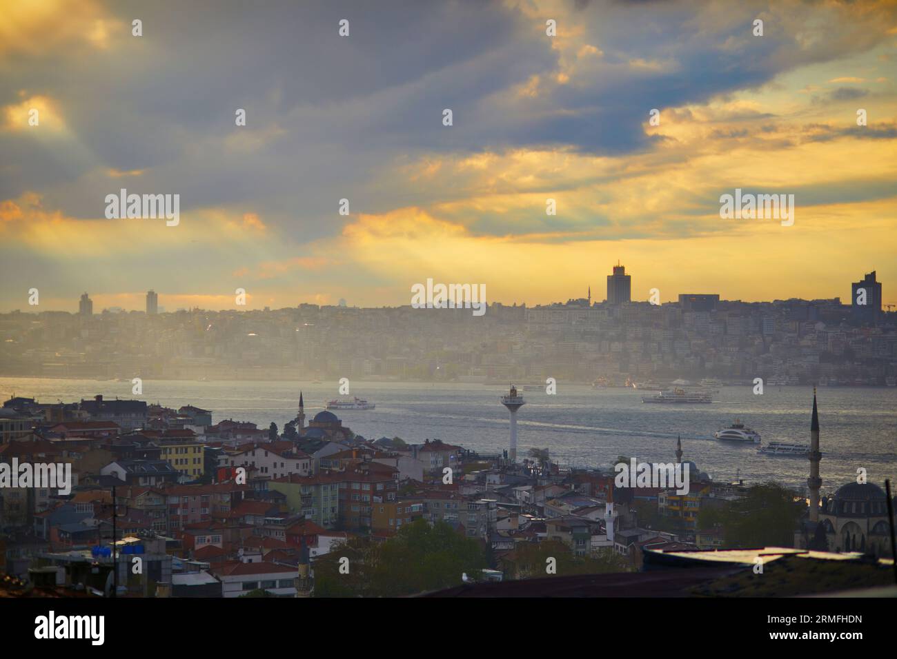 Vista panoramica del quartiere di Uskudar sul lato asiatico di Istanbul, Turchia con la Moschea Blu e Hagia Sophia all'orizzonte sullo stretto del Bosforo Foto Stock