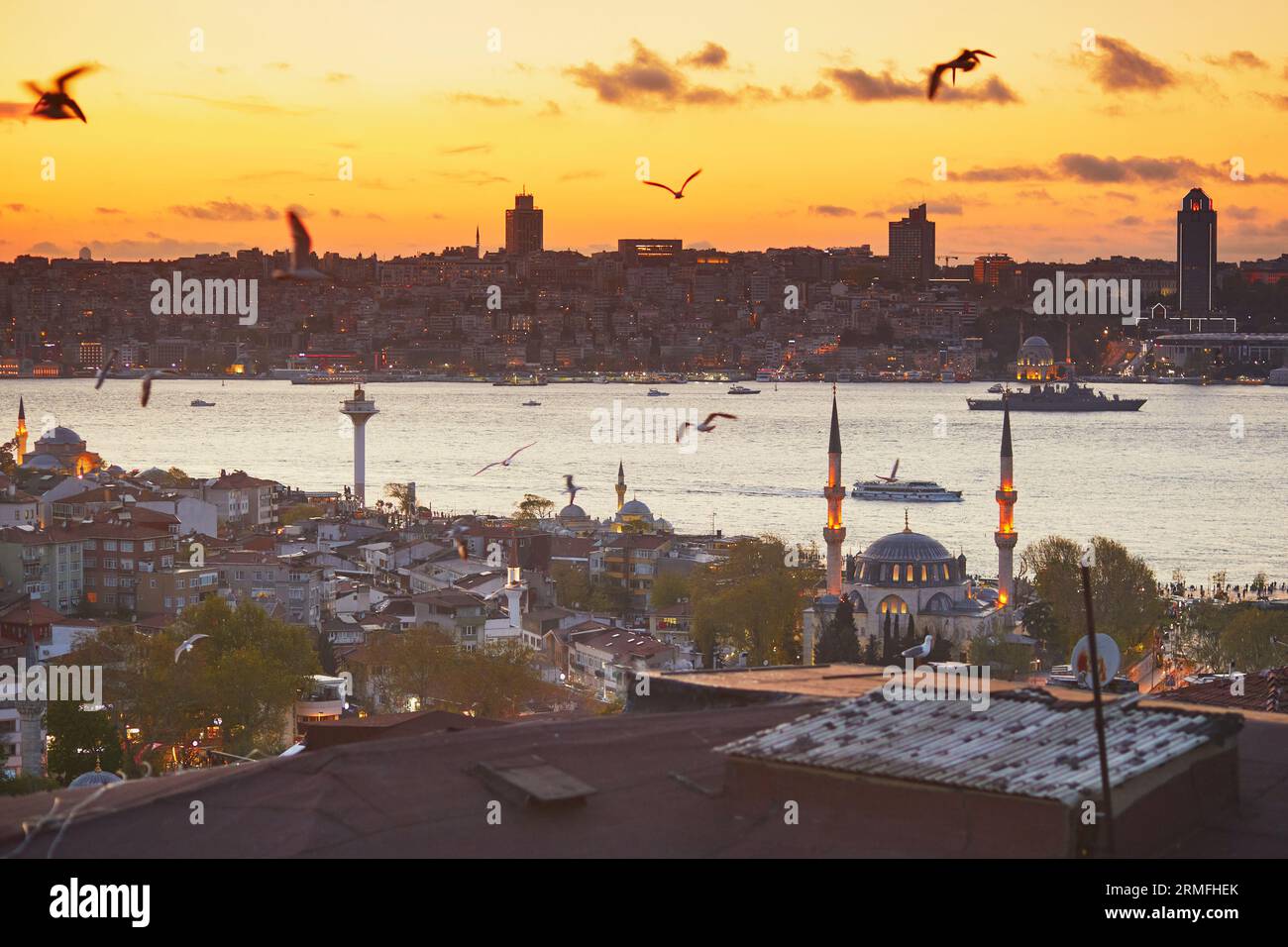 Vista panoramica del quartiere di Uskudar sul lato asiatico di Istanbul, Turchia, con Mihrimah Mosqueover sullo stretto del Bosforo con un cielo spettacolare durante il tramonto Foto Stock