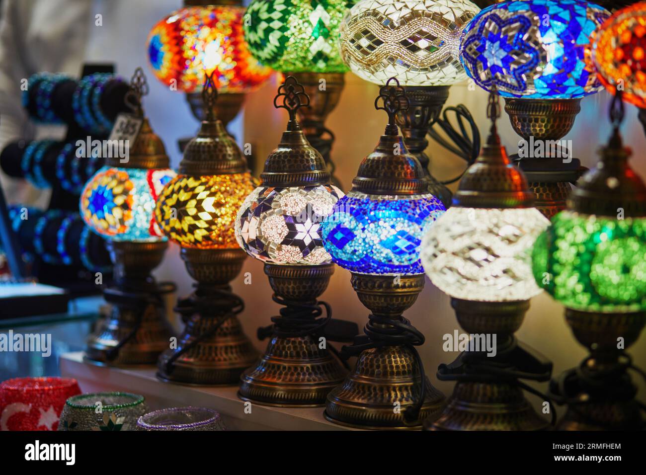 Selezione di colorate lampade turche sul Bazar egiziano o sul Bazar delle spezie, uno dei più grandi bazar di Istanbul, Turchia. Il mercato vende spezie, dolci, j Foto Stock