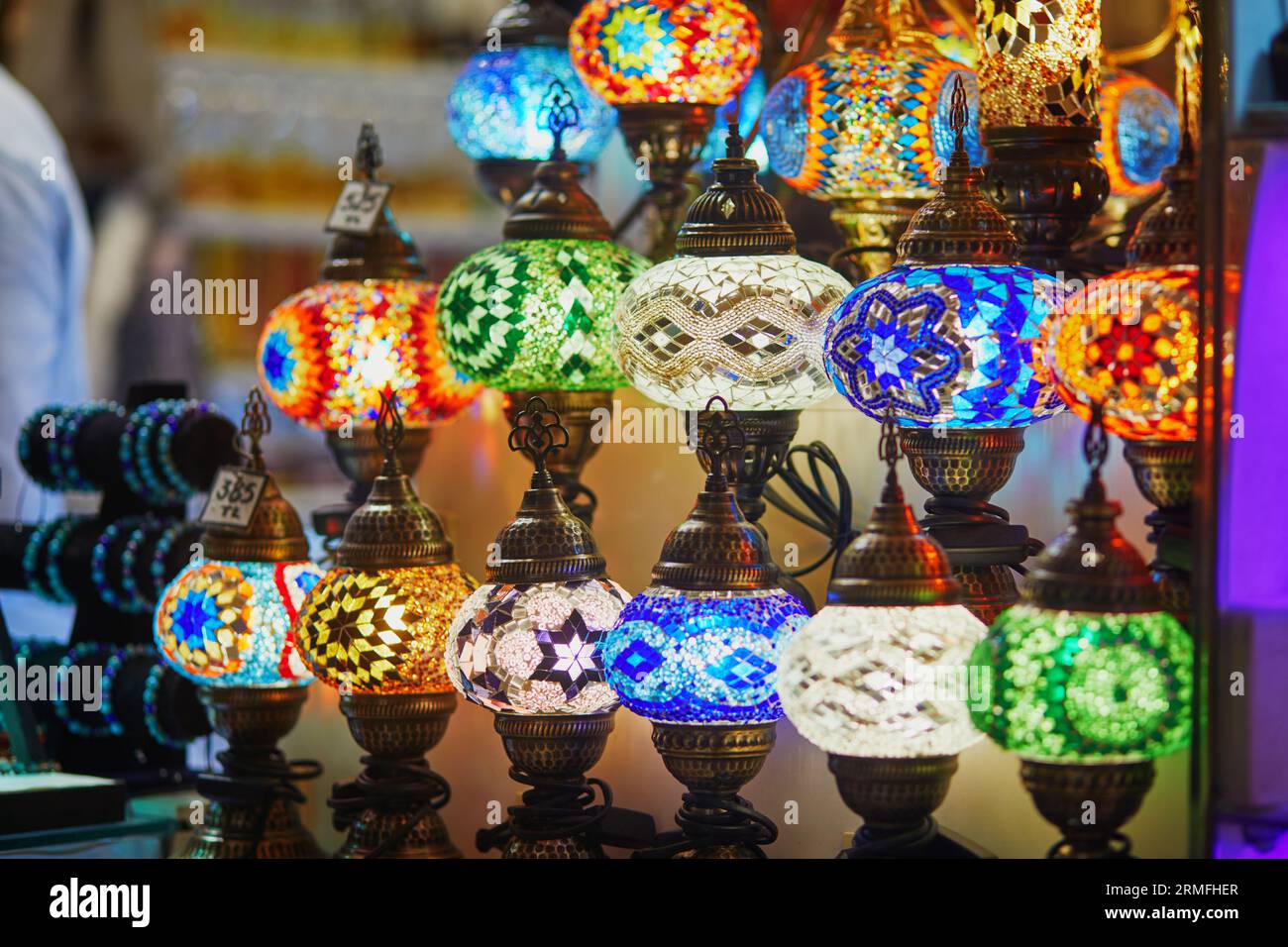 Selezione di colorate lampade turche sul Bazar egiziano o sul Bazar delle spezie, uno dei più grandi bazar di Istanbul, Turchia. Il mercato vende spezie, dolci, j Foto Stock