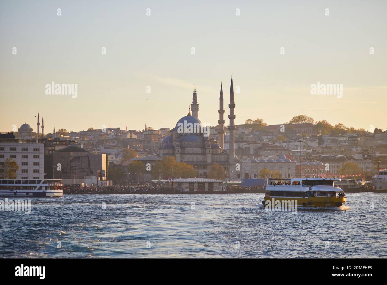 Il traghetto passeggeri naviga attraverso lo stretto del Bosforo a Istanbul, Turchia Foto Stock
