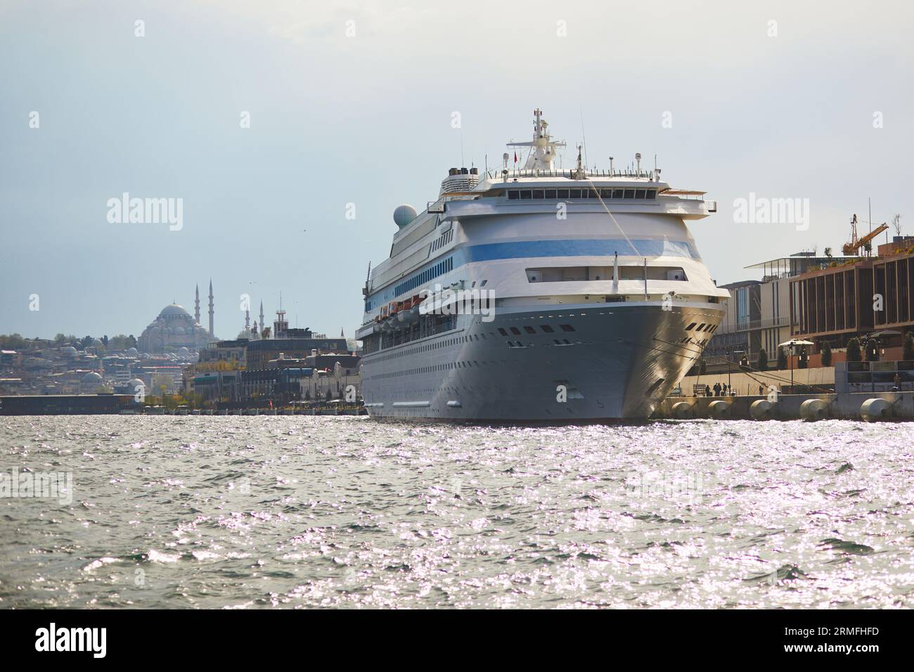 Grande nave da crociera passeggeri sullo stretto del Bosforo a Istanbul, Turchia Foto Stock