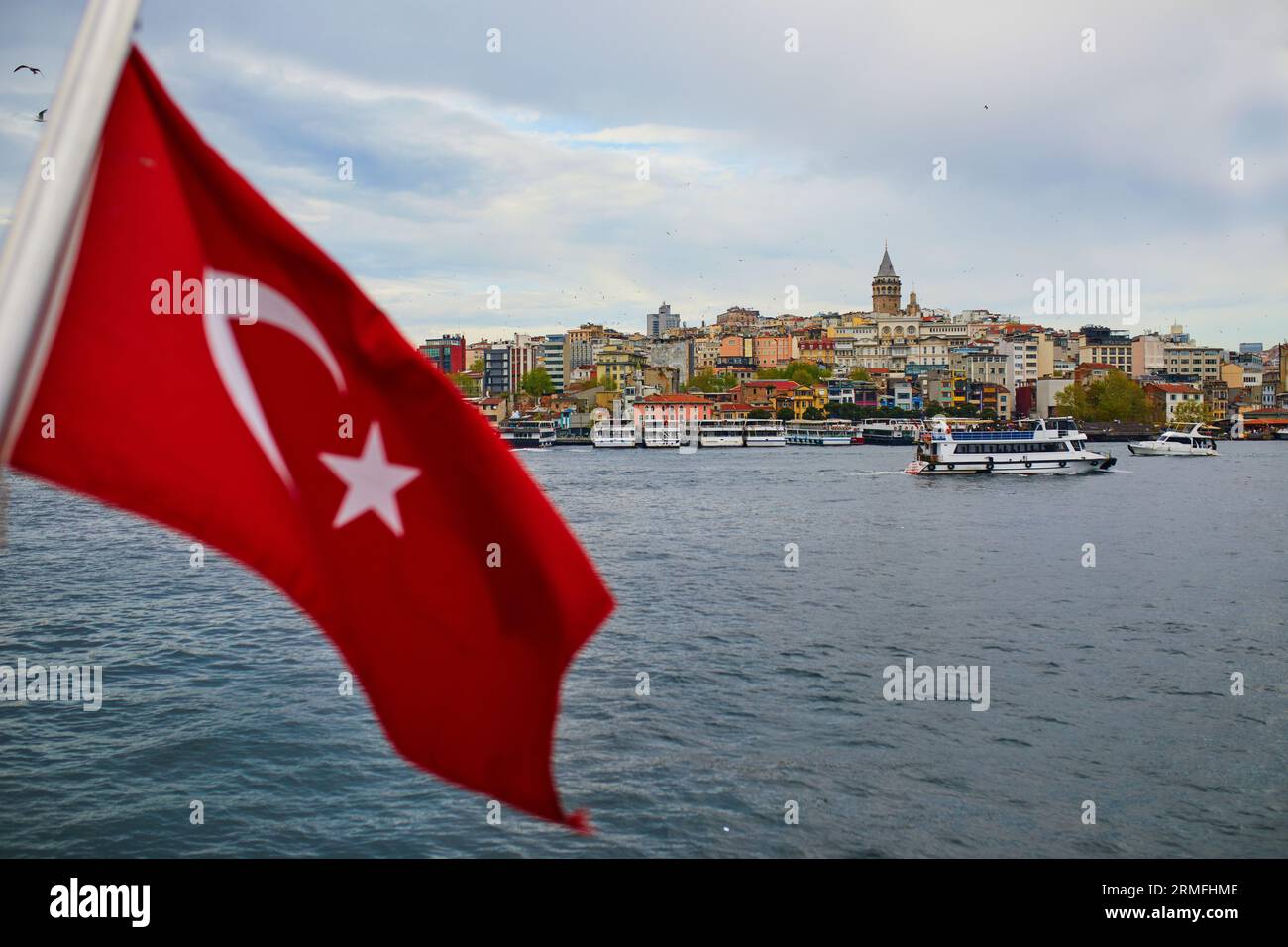 Vista di Istanbul, Turchia con bandiera turca e torre di Galata sullo stretto del Bosforo Foto Stock