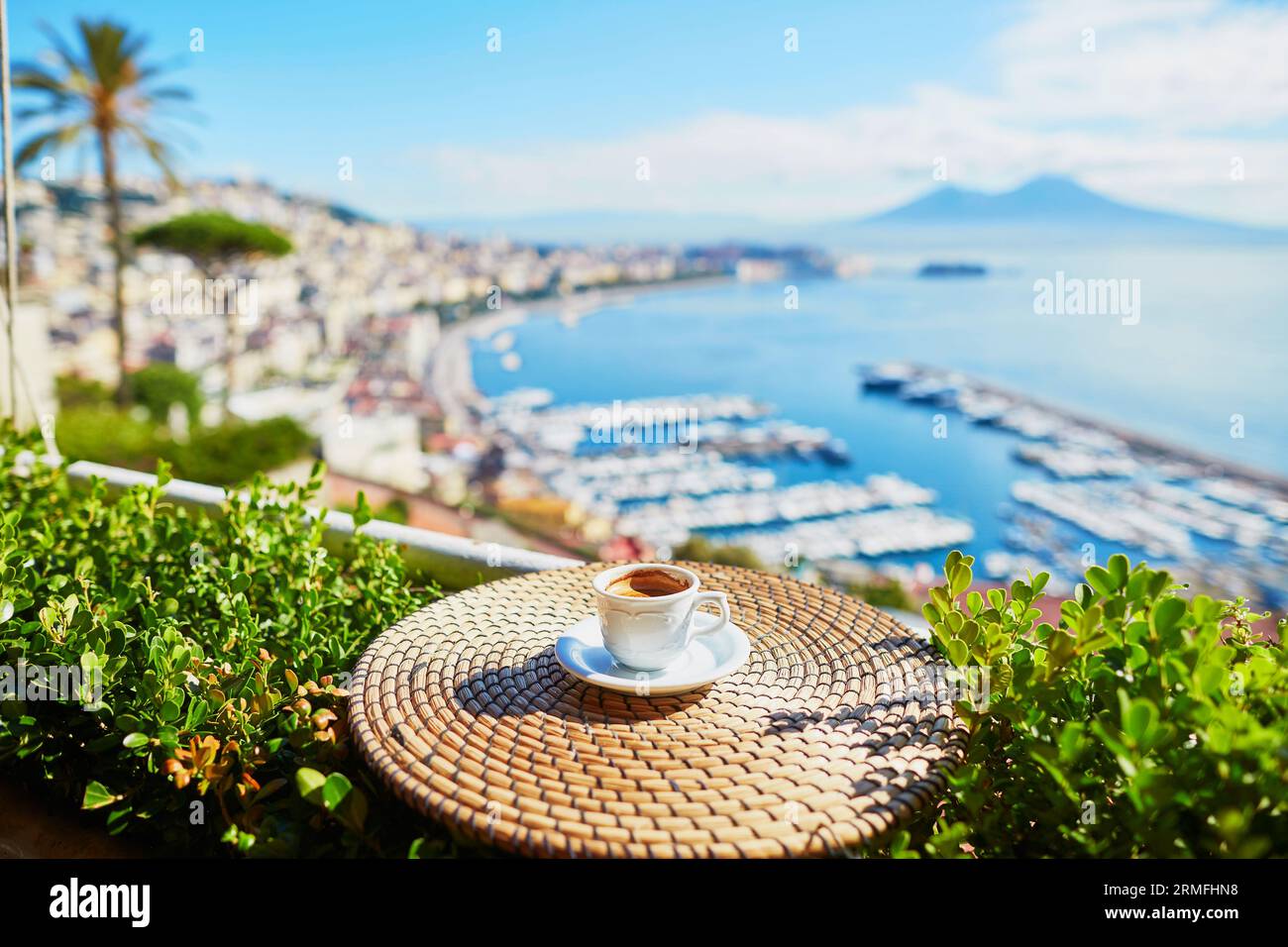 Tazza di caffè espresso fresco in una caffetteria con vista sul Vesuvio a Napoli, Campania, Italia meridionale Foto Stock