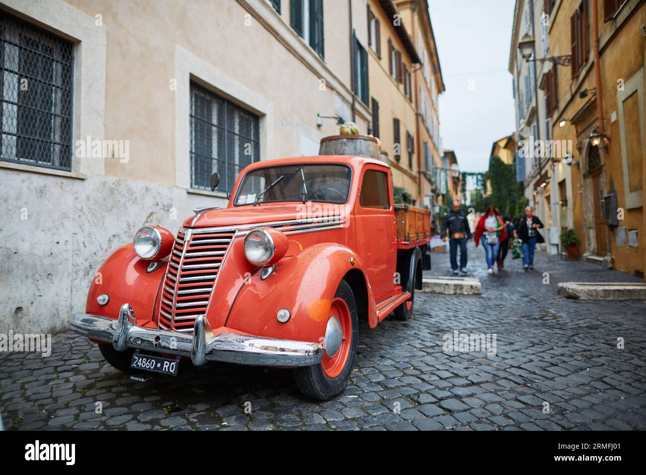 13 OTTOBRE 2016 - ROMA: Auto d'epoca arancione in una strada del quartiere Trastevere, Roma, Lazio, Italia Foto Stock