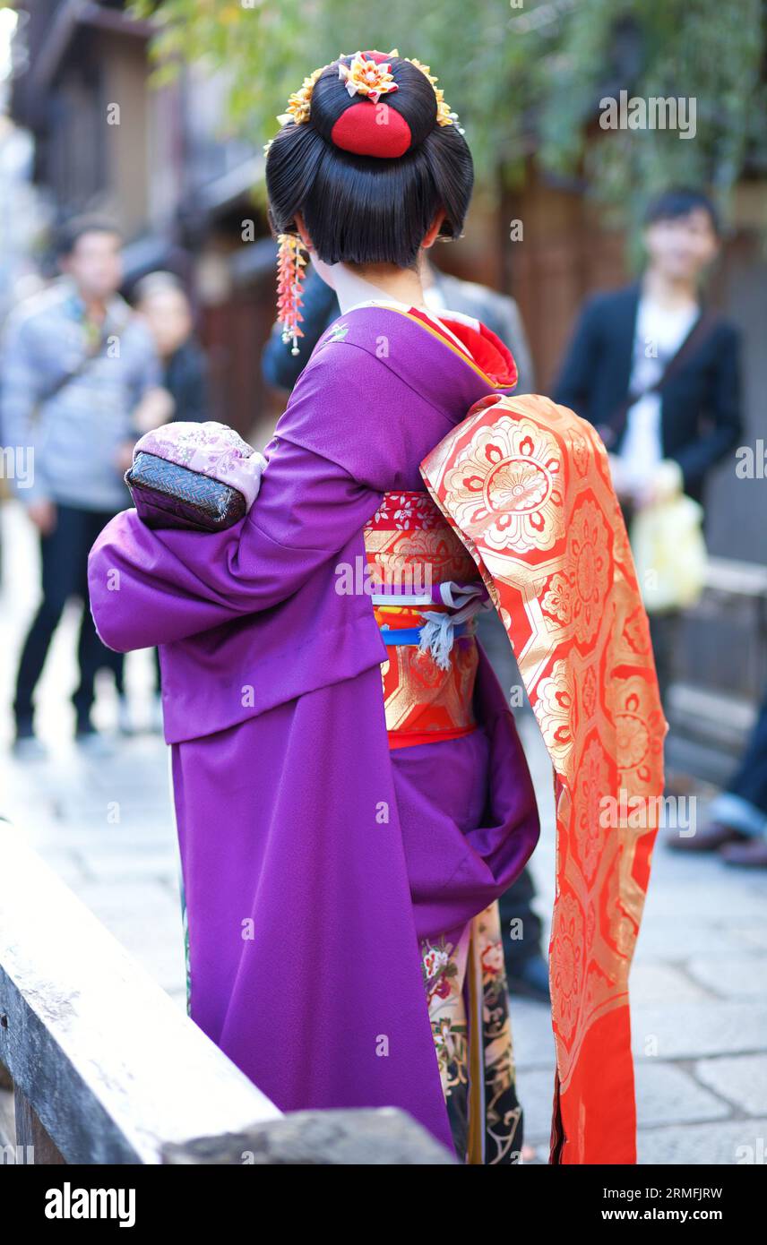 Giovane Maiko in una strada di Gion, Kyoto, Giappone Foto Stock