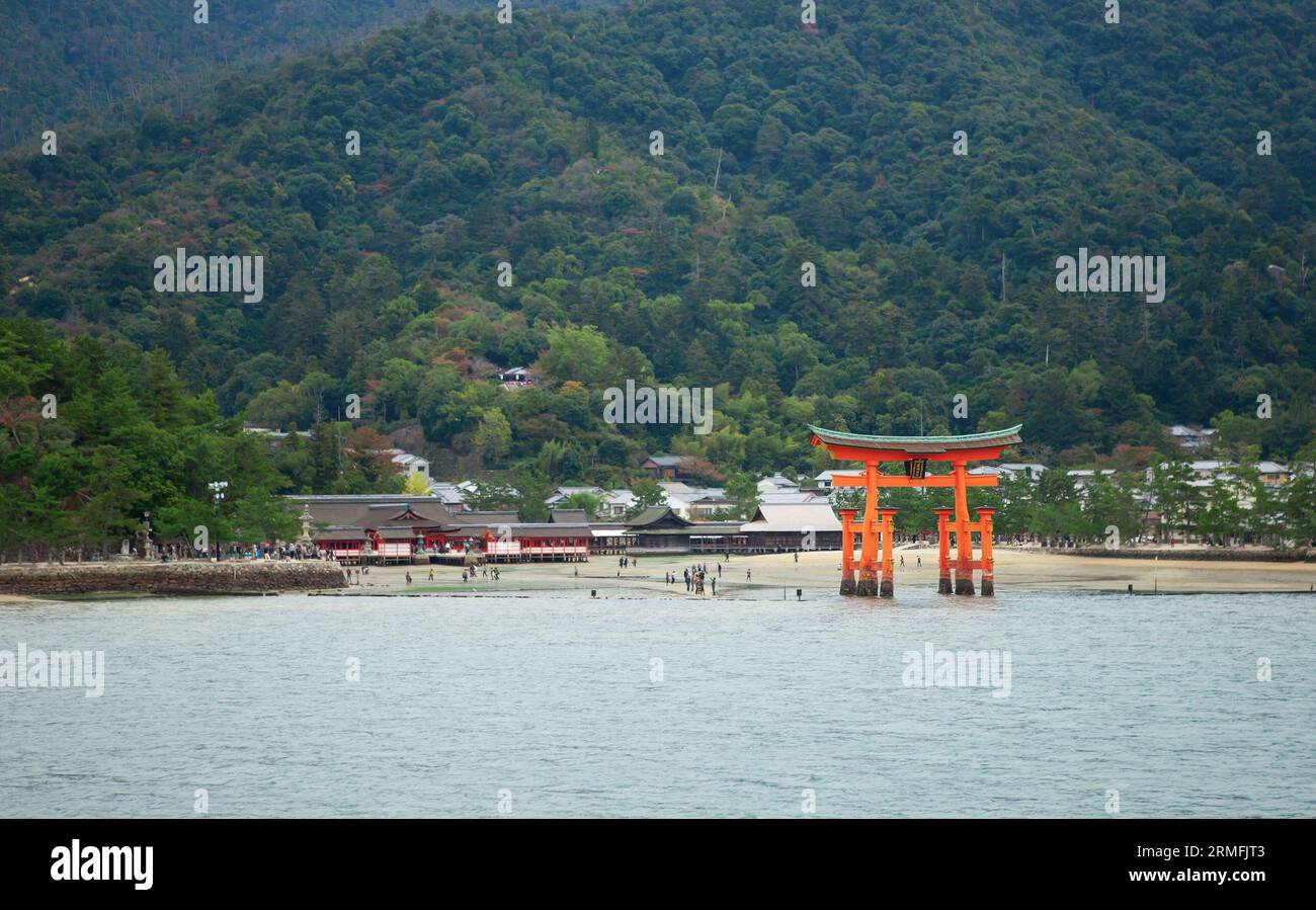 Splendida vista della porta Torii a Miyajima, Giappone Foto Stock