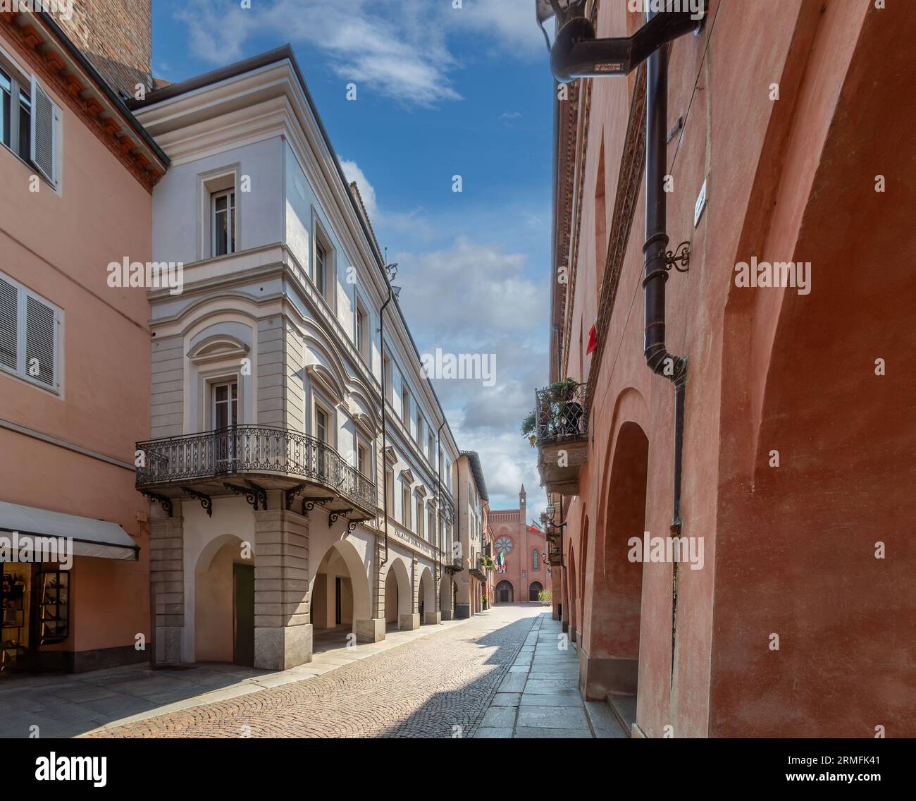 Alba, Langhe, Piemonte, Italia - 20 agosto 2023: Via Cavour con portici medievali e il Municipio sullo sfondo la Cattedrale di San Lorenzo Foto Stock