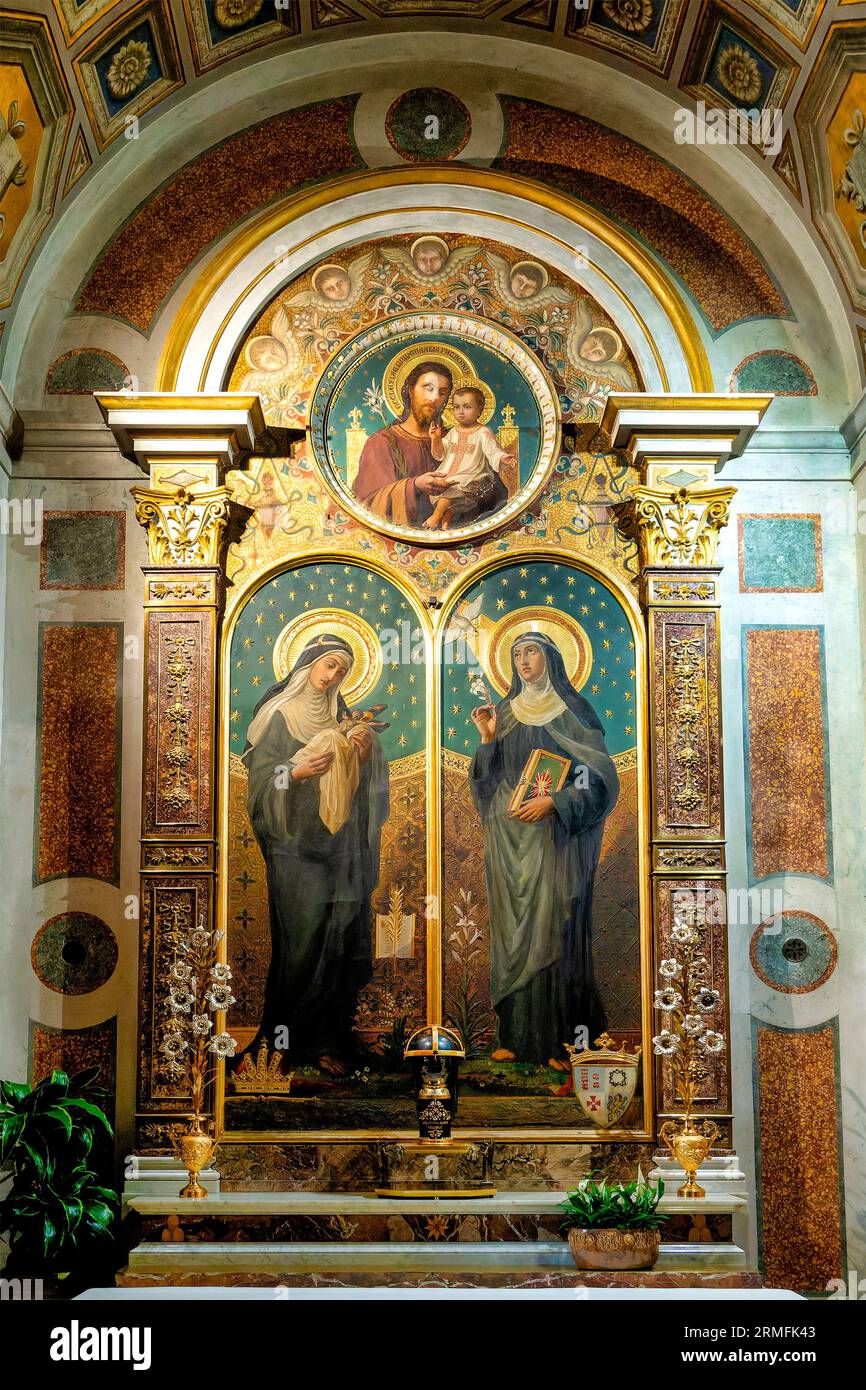 St Brigid e St. Catherine, sormontata da un clypeus con St. Giuseppe e bambino nella chiesa di Santa Brigida, Roma, Italia Foto Stock