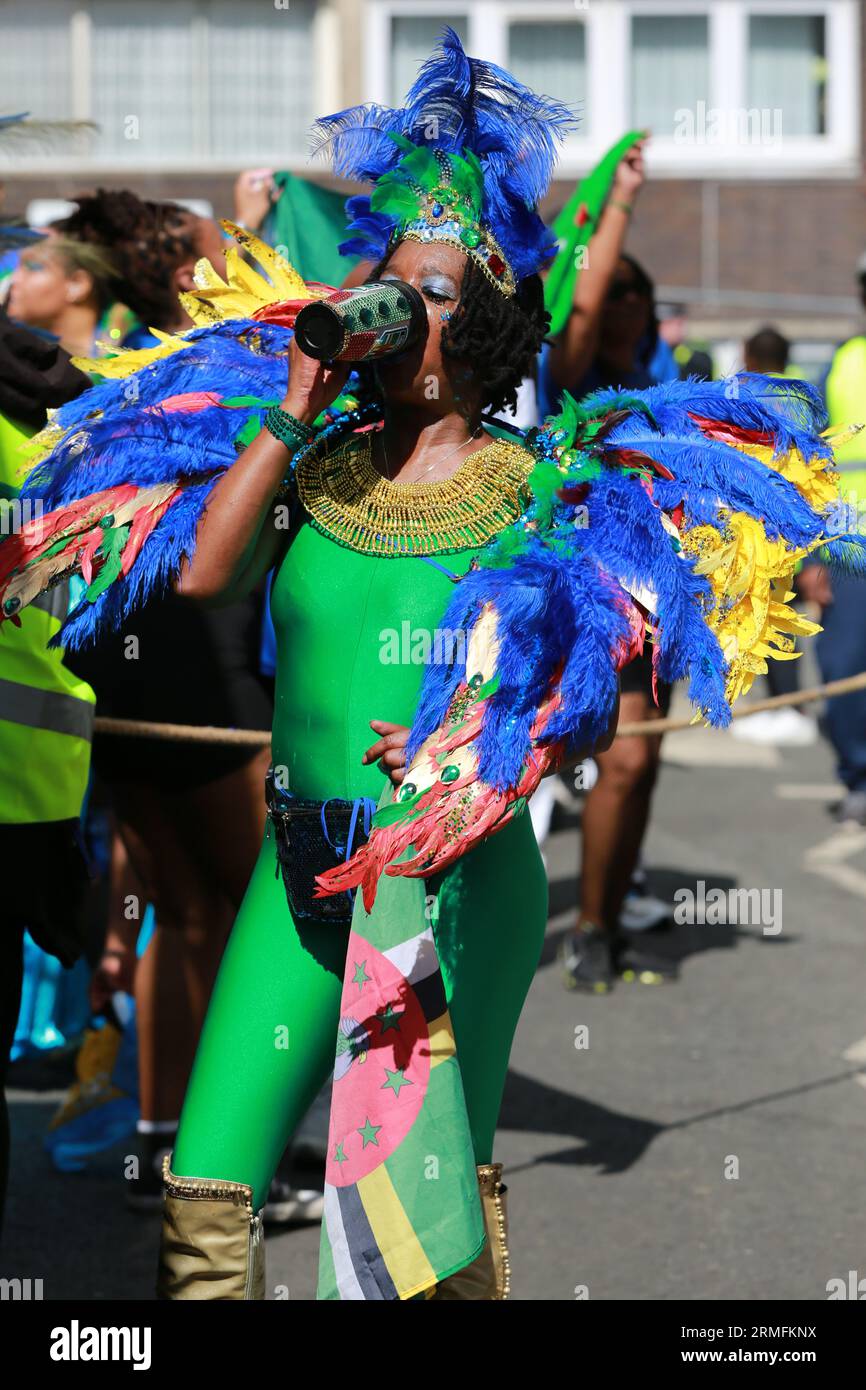 Londra, Regno Unito. 28 agosto 2023. Artisti e partecipanti durante il Carnevale di Notting Hill a Londra. Si prevede che il Carnevale di Notting Hill, il più grande festival di strada d'Europa che celebra la cultura caraibica, attirerà più di un milione di visitatori al giorno. Credito: Waldemar Sikora / Alamy Live News Foto Stock