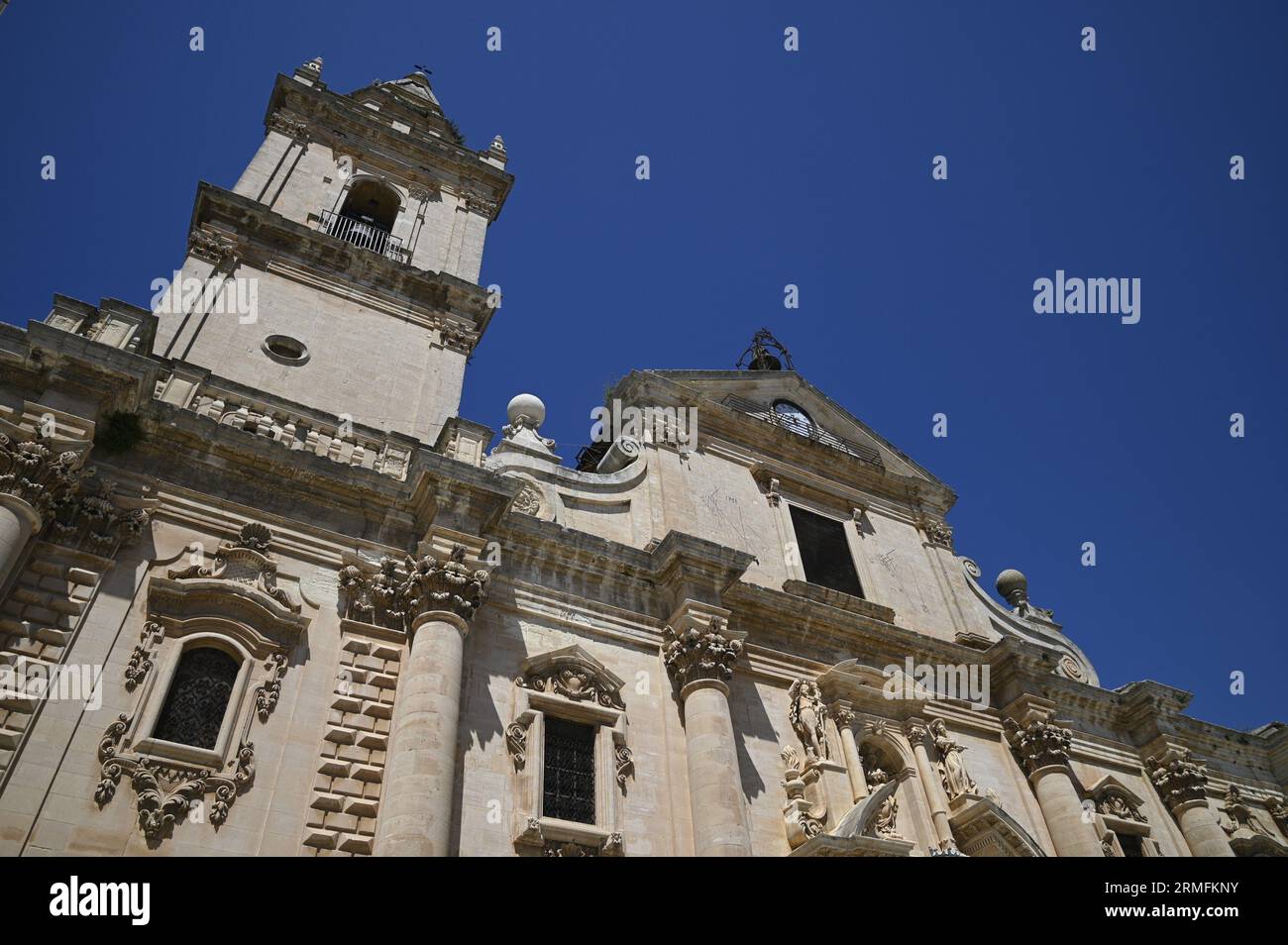 Vista panoramica esterna della Cattedrale di San Giovanni Battista in stile barocco e dello storico Duomo di Ragusa superiore in Sicilia. Foto Stock