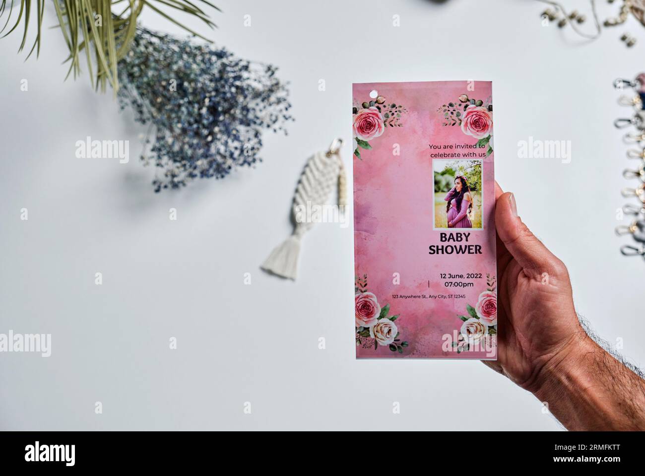 portachiavi a maglia isolati. e un biglietto di congratulazioni. nome personalizzato nel portachiavi Foto Stock