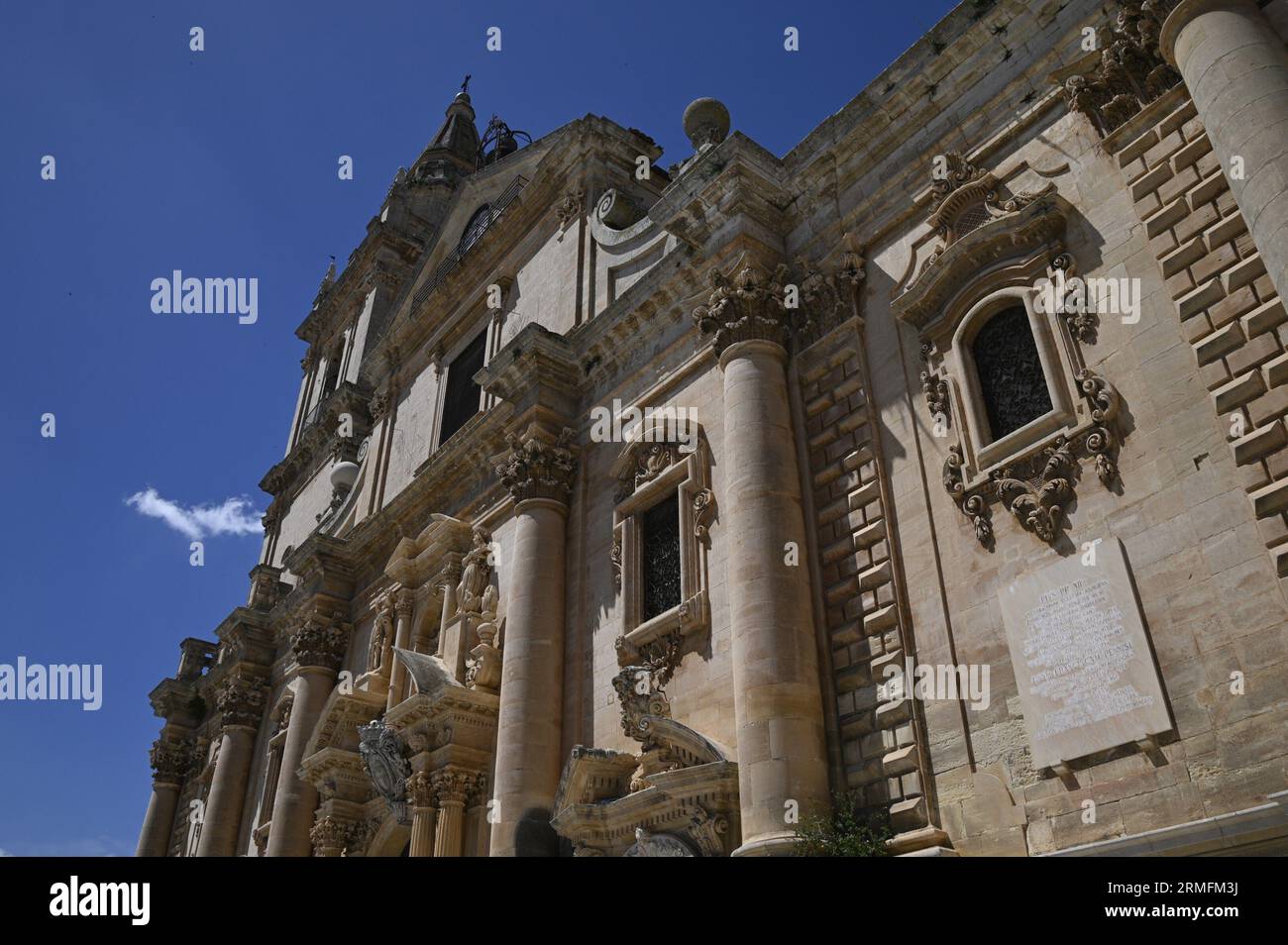 Vista panoramica esterna della Cattedrale di San Giovanni Battista in stile barocco e dello storico Duomo di Ragusa superiore in Sicilia. Foto Stock