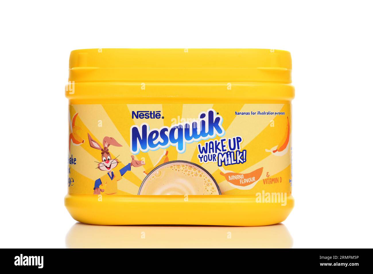 IRIVNE, CALIFORNIA - 27 agosto 2023: Un contenitore di Nesquik Banana Flavour, da Nestle. Foto Stock