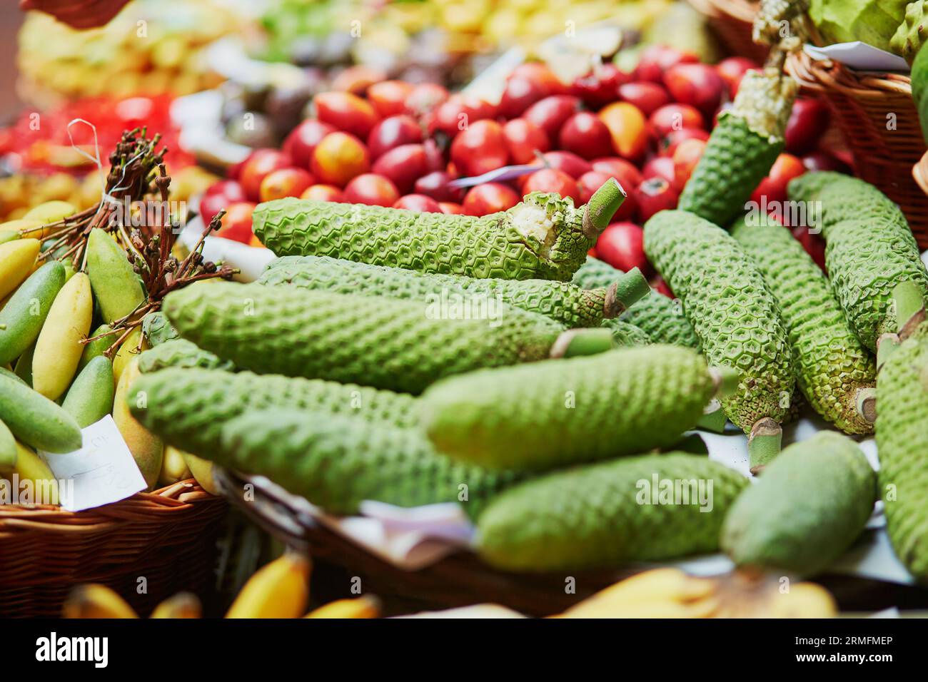 Delizioso e maturo frutto esotico di monstera deliciosa (chiamato anche  banana-ananas) sul tradizionale mercato agricolo Mercado dos Lavradores,  Funchal, Madeir Foto stock - Alamy
