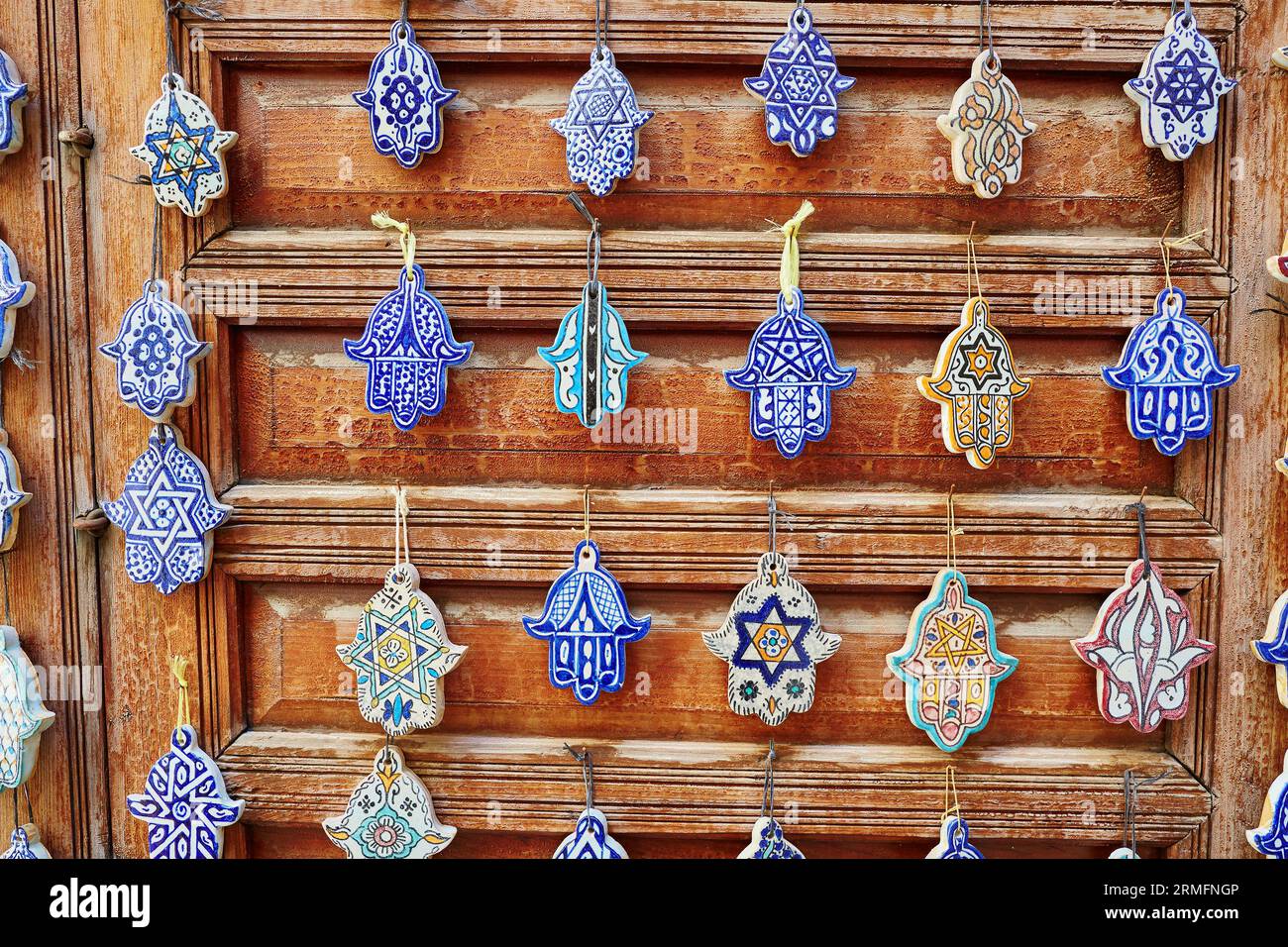 Selezione di amuleti tradizionali marocchini, khamsa, che forniscono difesa contro l'occhio malvagio, in un mercato di FES Foto Stock