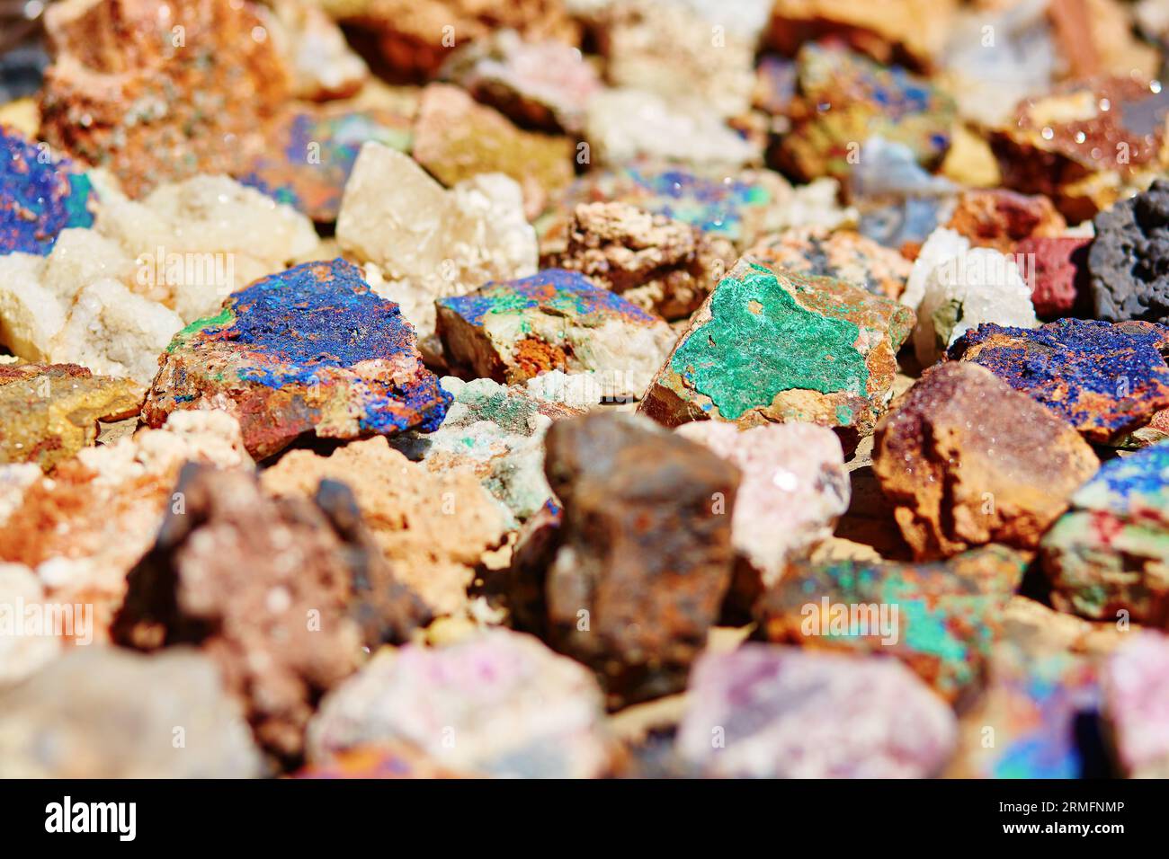 Minerali colorati sul mercato marocchino Foto Stock