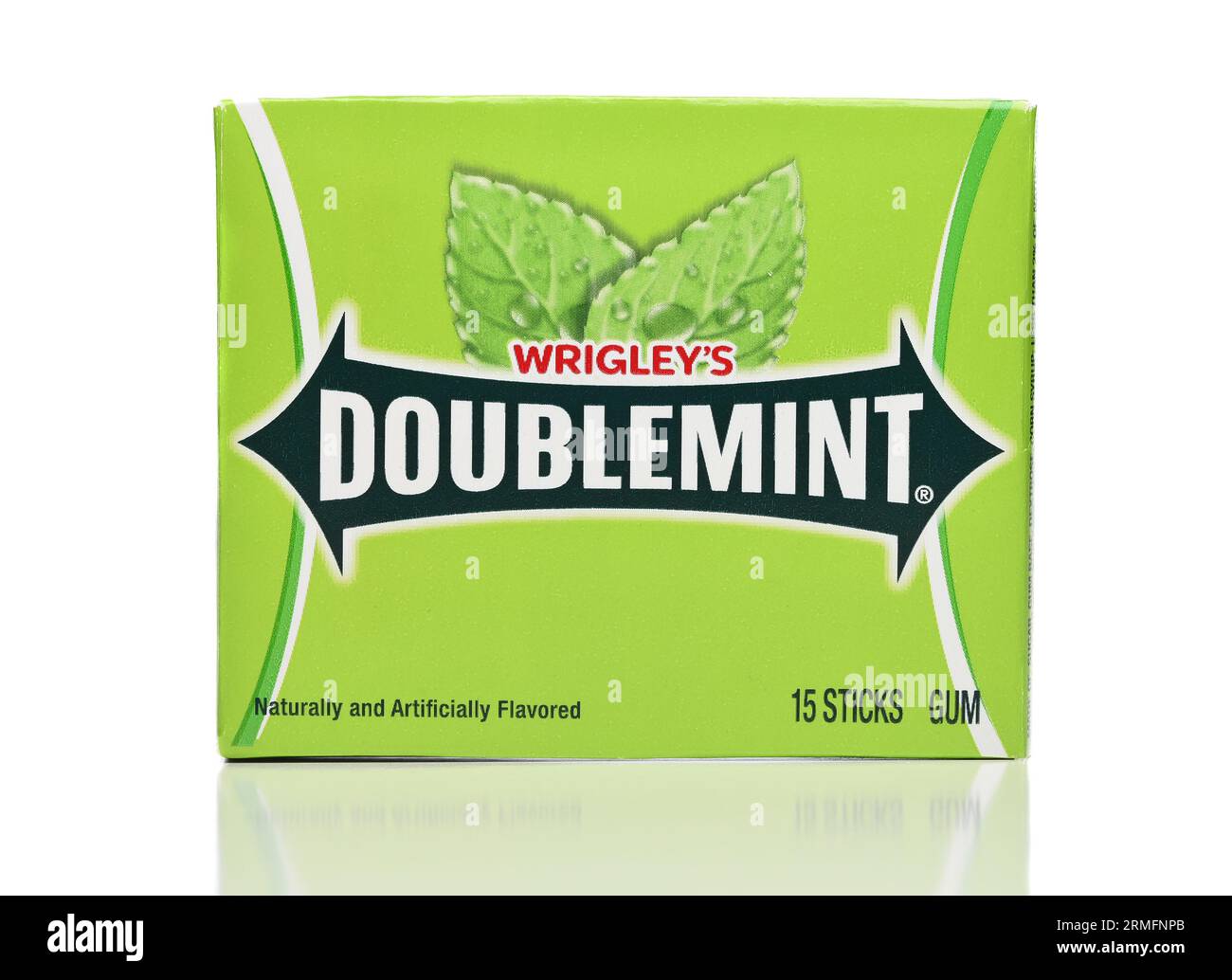 IRIVNE, CALIFORNIA - 27 agosto 2023: Un pacchetto di gomme Wrigleys Doublemint. Foto Stock