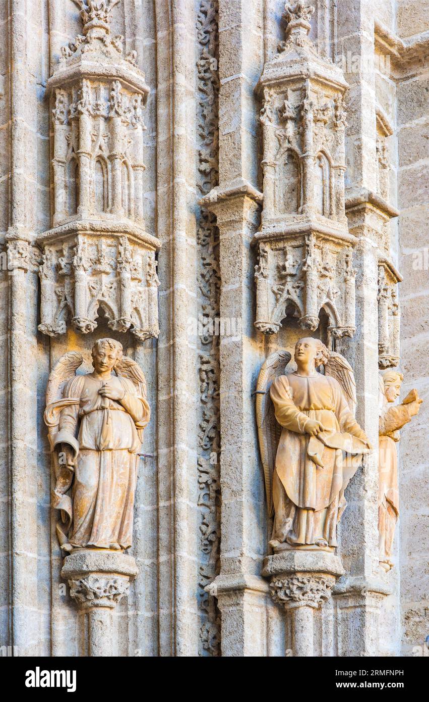 Sculture di angeli su un lato della porta Puerta de Palos (porta Puerta de la Adoración de los Magos). Facciata orientale della Cattedrale di Siviglia. Spagna Foto Stock