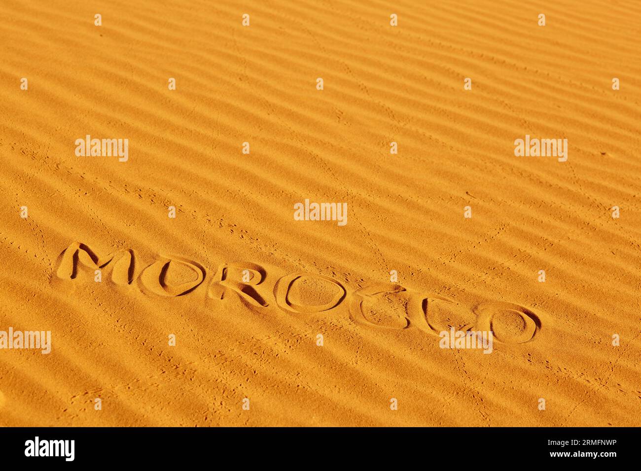 Parola Marocco scritta sulla sabbia nelle dune di sabbia del deserto del Sahara, Merzouga, Marocco Foto Stock