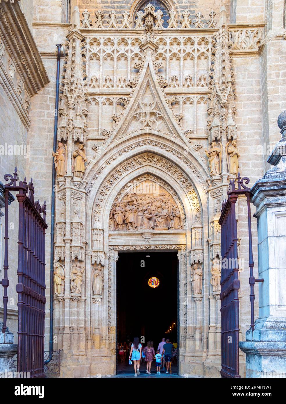 Porta Puerta de Palos (porta Puerta de la Adoración de los Magos). Facciata orientale della Cattedrale di Siviglia. Siviglia, Andalusia, Spagna. Foto Stock