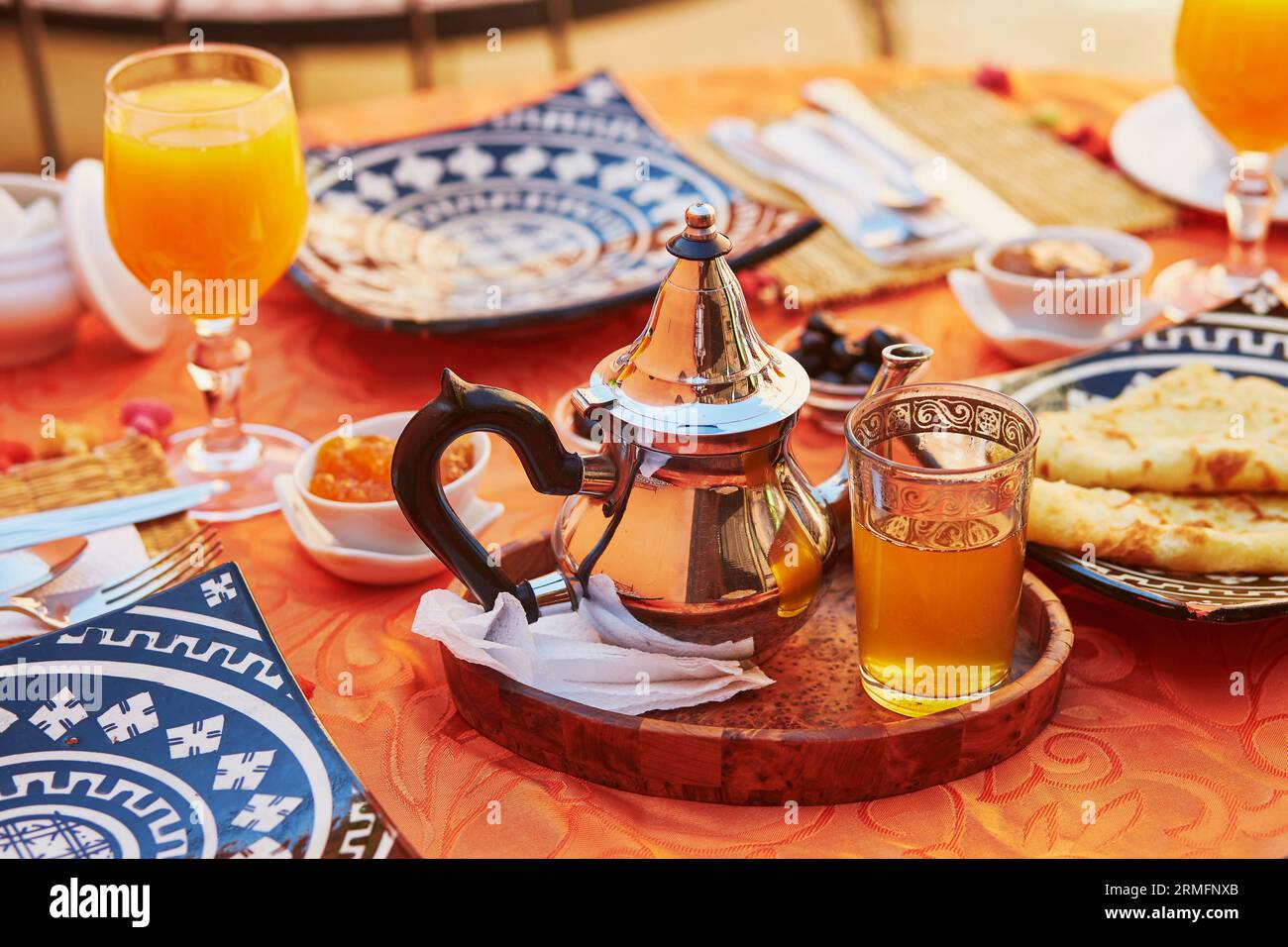 La deliziosa prima colazione in stile marocchino servita nel riad (Marocchino tradizionale hotel) Foto Stock