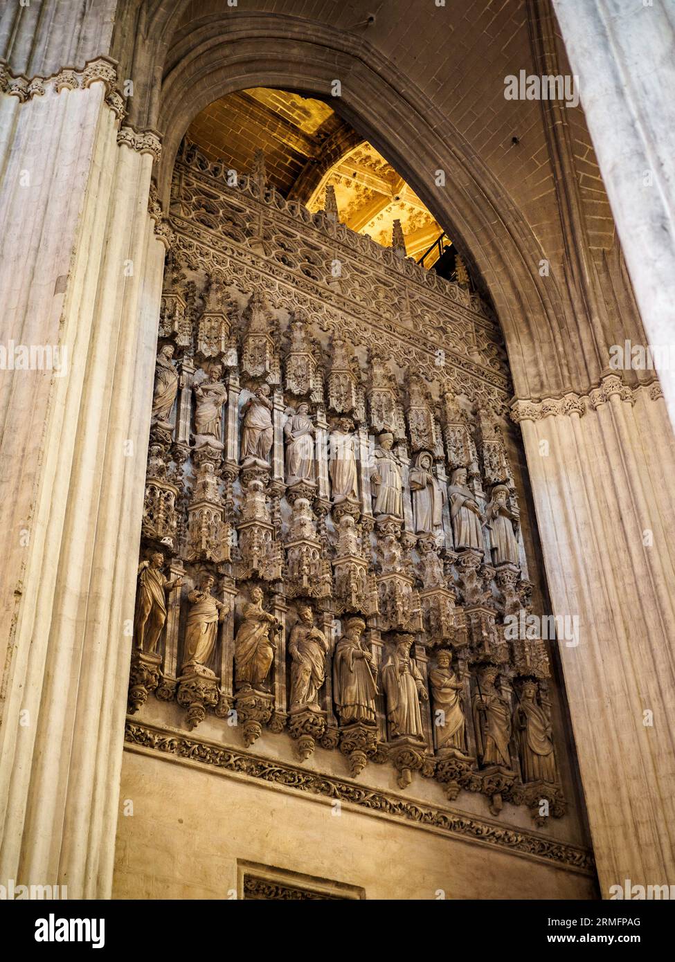 Parete laterale nord dell'altare maggiore della Cattedrale di Siviglia. Siviglia, Andalusia, Spagna. Foto Stock