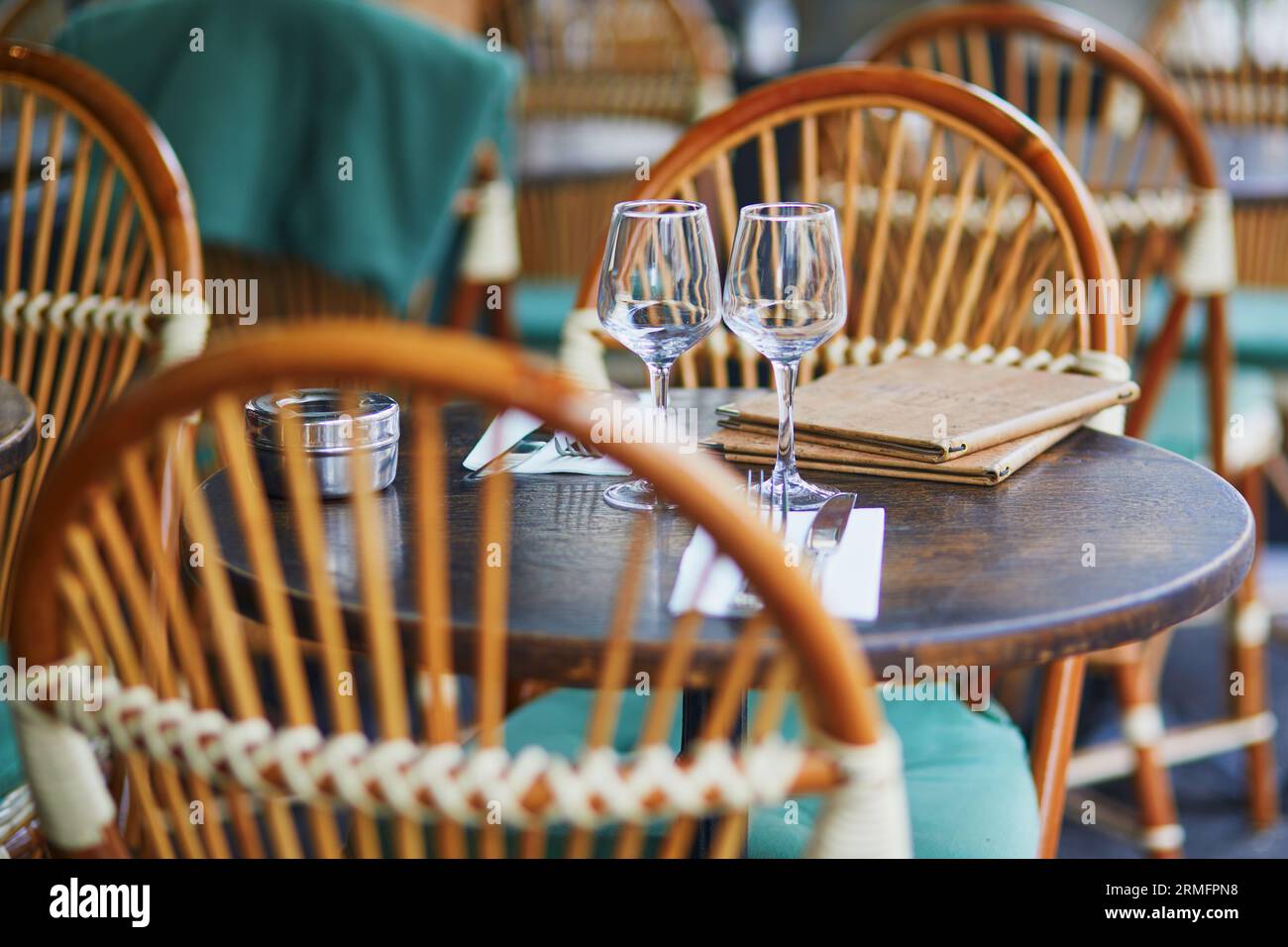 Bicchieri da vino su un tavolo di un accogliente caffè parigino all'aperto Foto Stock