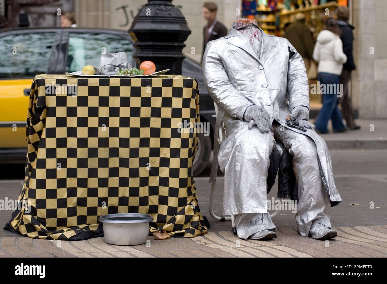 La Rambla, Barcellona, Spagna. Artista di strada, scena di suicidio Foto Stock