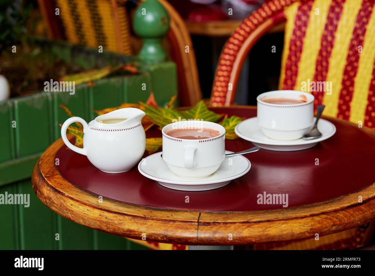 Tazze di cioccolata calda nel caffè di strada parigino Foto Stock