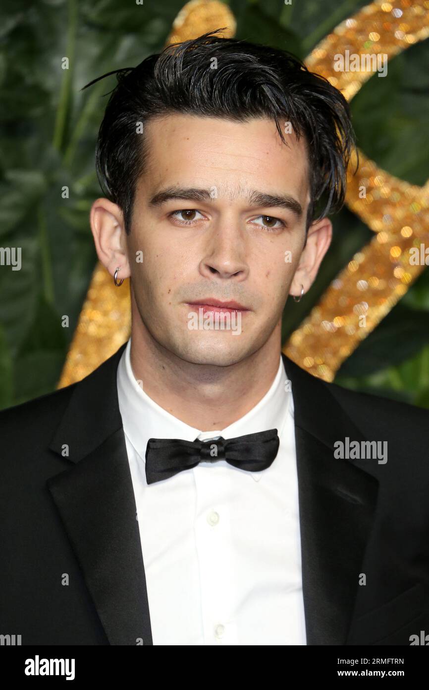 Matthew Healy partecipa ai Fashion Awards alla Royal Albert Hall di Londra. Foto Stock