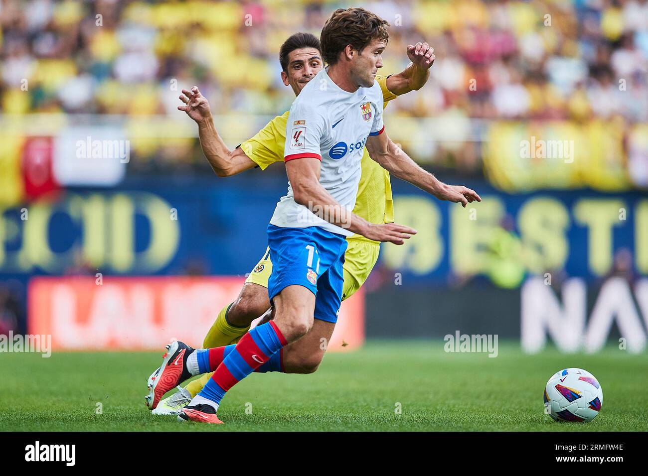 Marcos Alonso (FC Barcelona, n. 17) e Gerard Moreno (Villarreal CF, n. 7) in azione durante il match di LaLiga tra Villarreal e Barcellona a ceramica S. Foto Stock