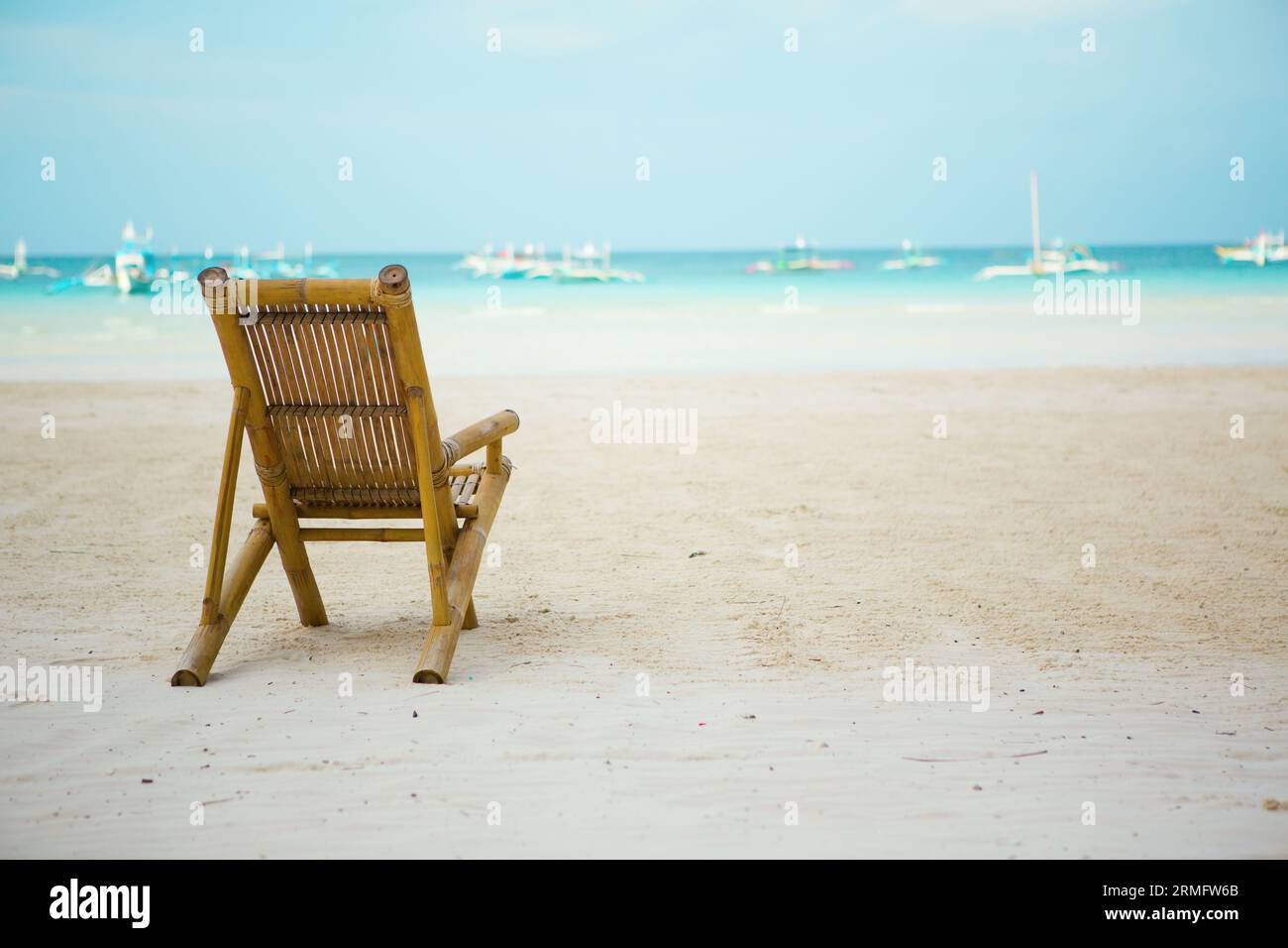 Sdraio sulla perfetta spiaggia tropicale di sabbia bianca con acque turchesi a Boracay, Filippine Foto Stock