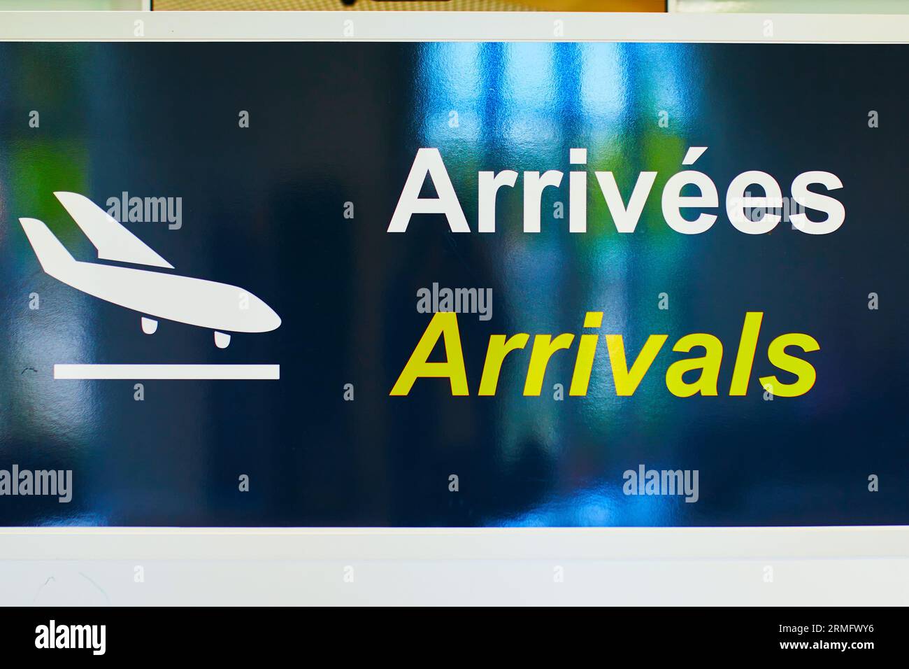 Cartello di arrivo all'aeroporto con parole scritte in inglese e francese Foto Stock