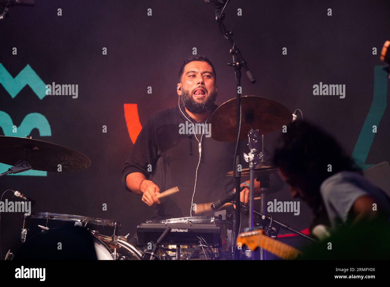 Hamir Atwal suona la batteria con Salami Rose Joe Louis al Green Man Festival in Galles, Regno Unito, agosto 2023. Foto: Rob Watkins Foto Stock