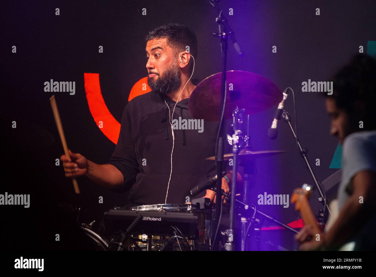 Hamir Atwal suona la batteria con Salami Rose Joe Louis al Green Man Festival in Galles, Regno Unito, agosto 2023. Foto: Rob Watkins Foto Stock