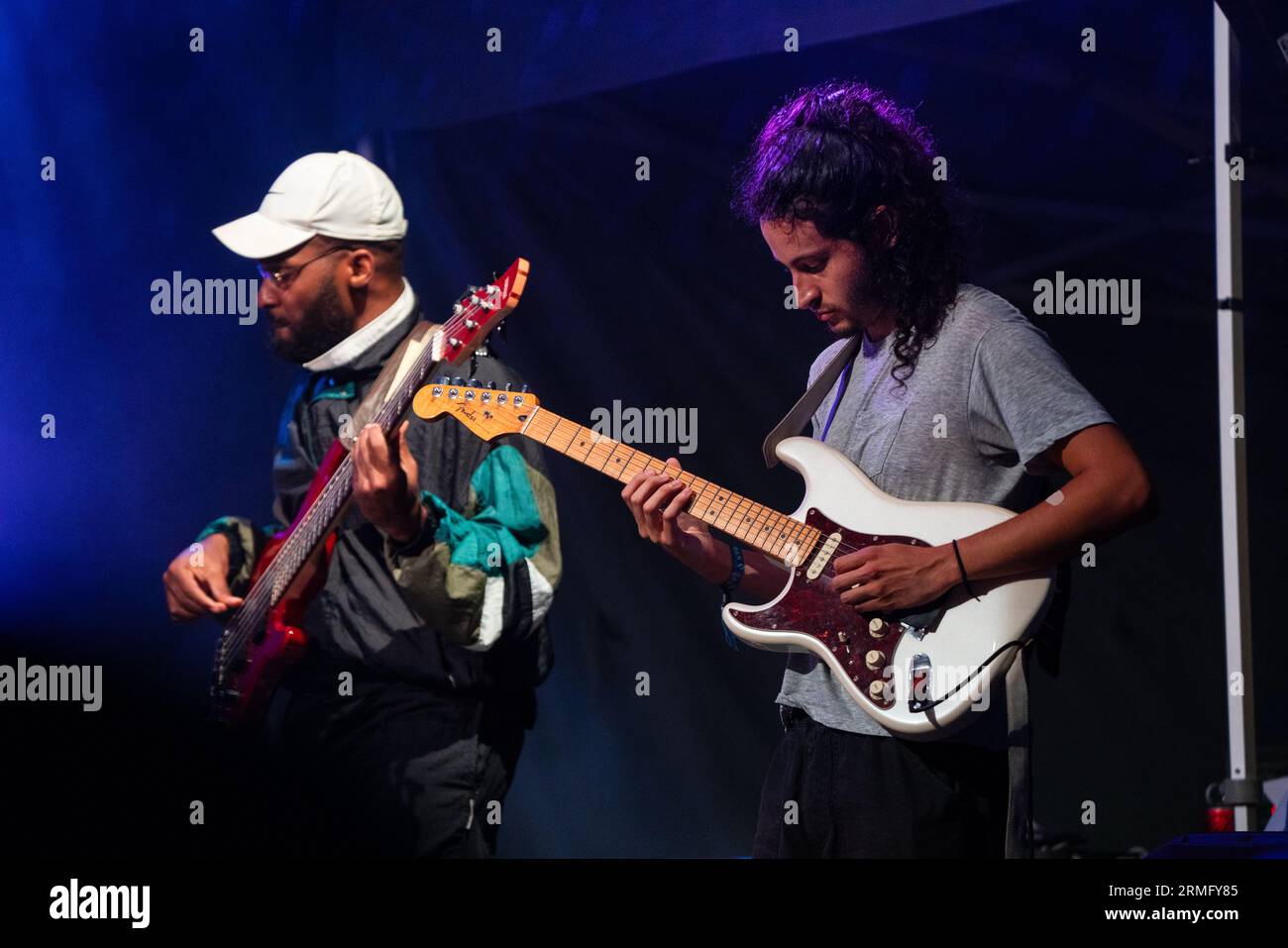 Simon Martinez suona la chitarra con Salami Rose Joe Louis al Green Man Festival in Galles, Regno Unito, agosto 2023. Foto: Rob Watkins Foto Stock