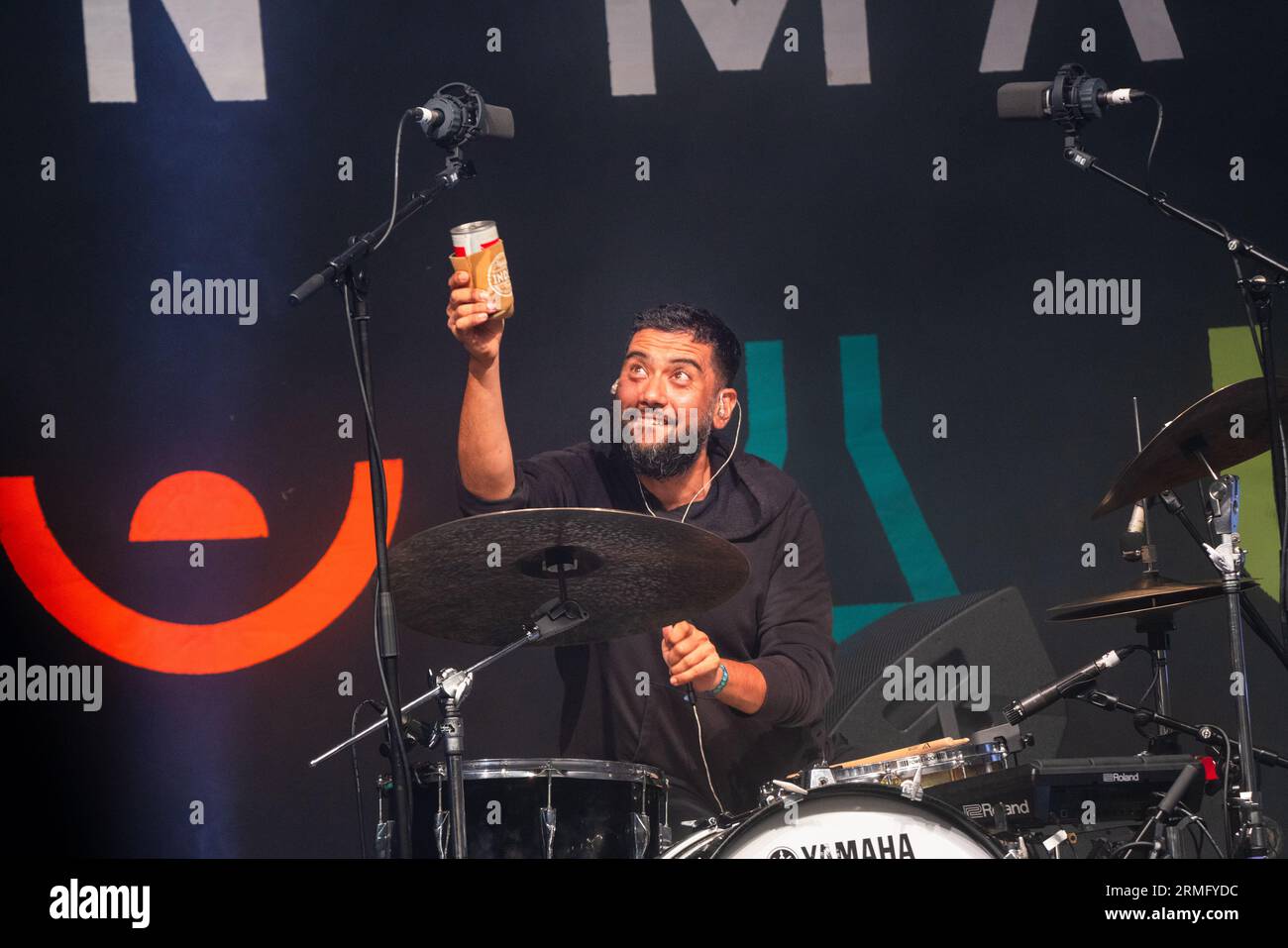 Hamir Atwal suona la batteria con Salami Rose Joe Louis al Green Man Festival in Galles, Regno Unito, agosto 2023. Foto: Rob Watkins Foto Stock